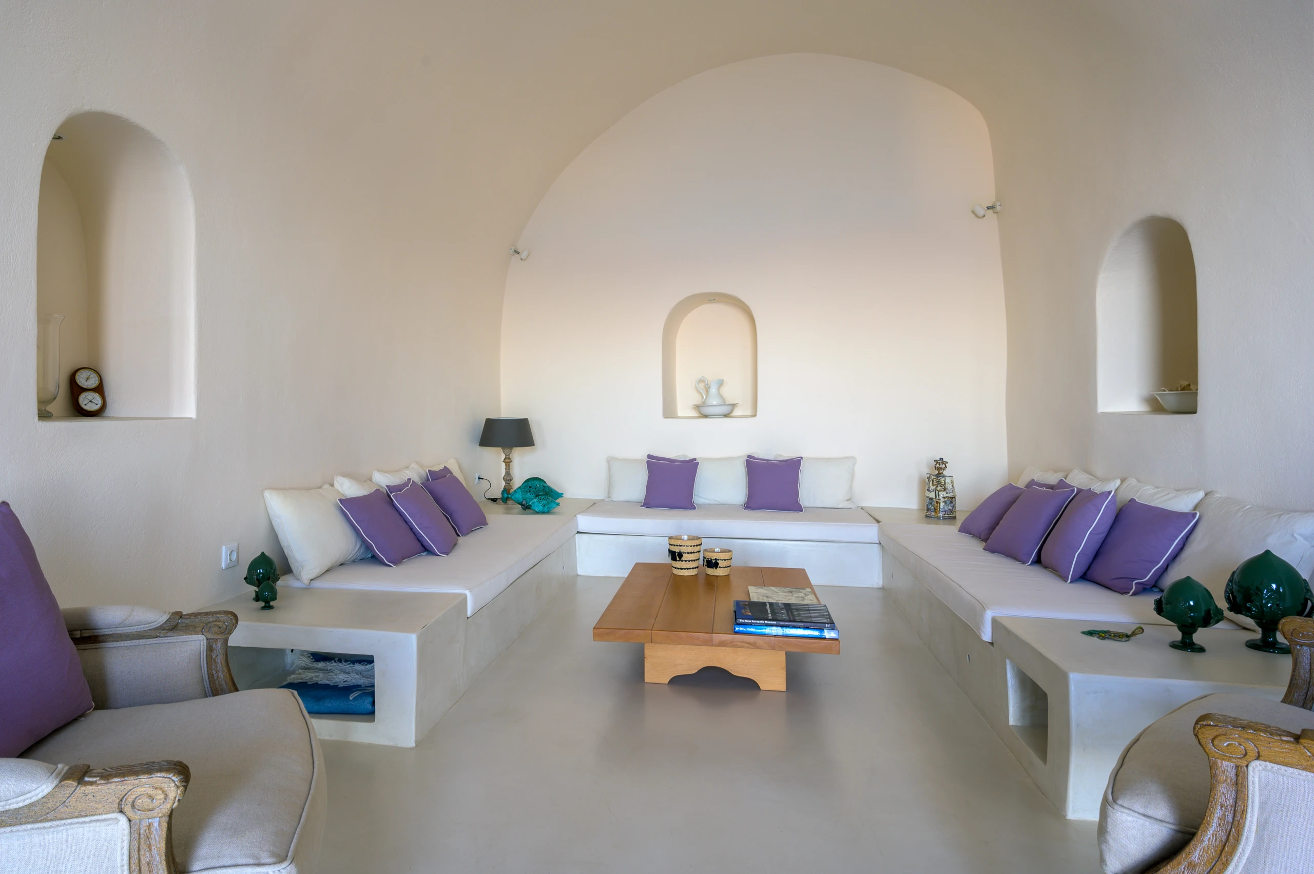 Fyra Boutique Ξενοδοχείο — Κυκλαδίτικος χώρος διαβίωσης Φωτεινός κυκλαδίτικος χώρος διαβίωσης σε σουίτα του Fyra Boutique Ξενοδοχείου