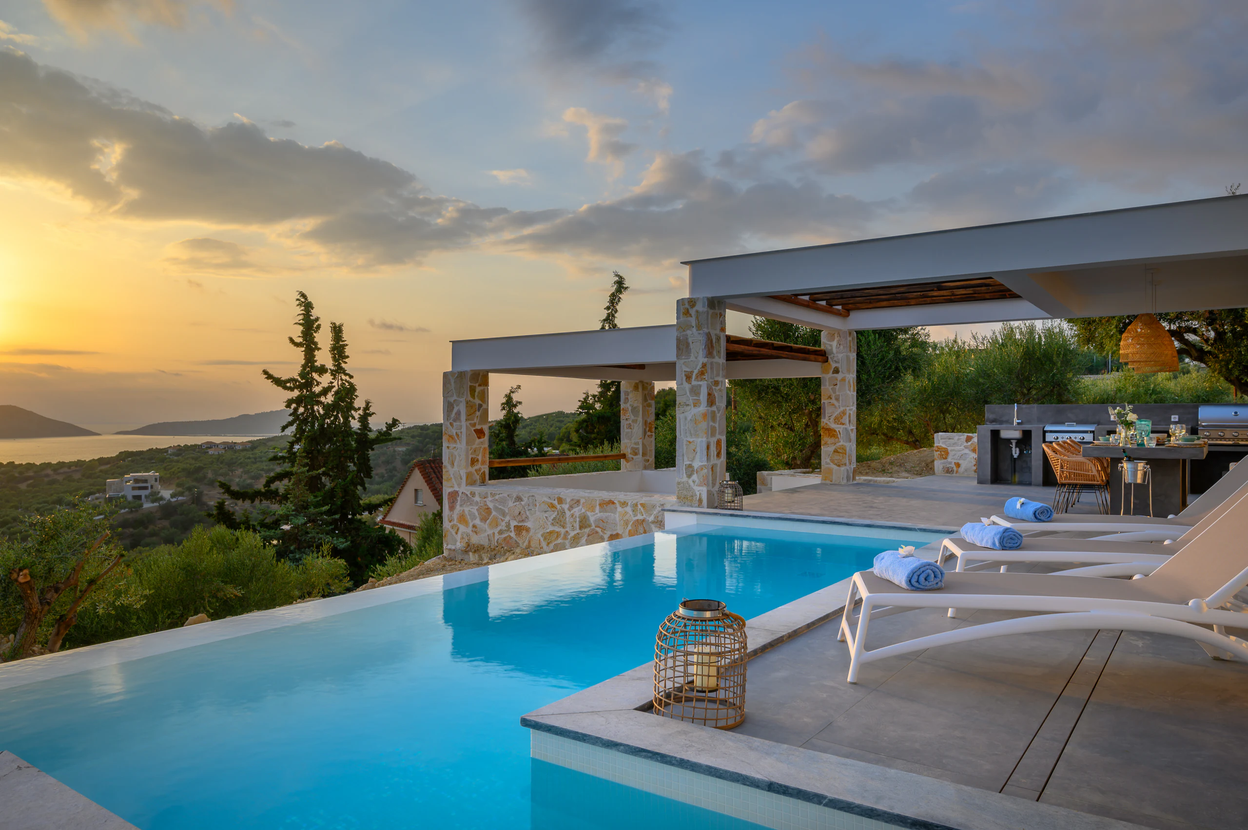 Η Koa Spa Βίλα και η πισίνα στο ηλιοβασίλεμα στην Πελοπόννησο