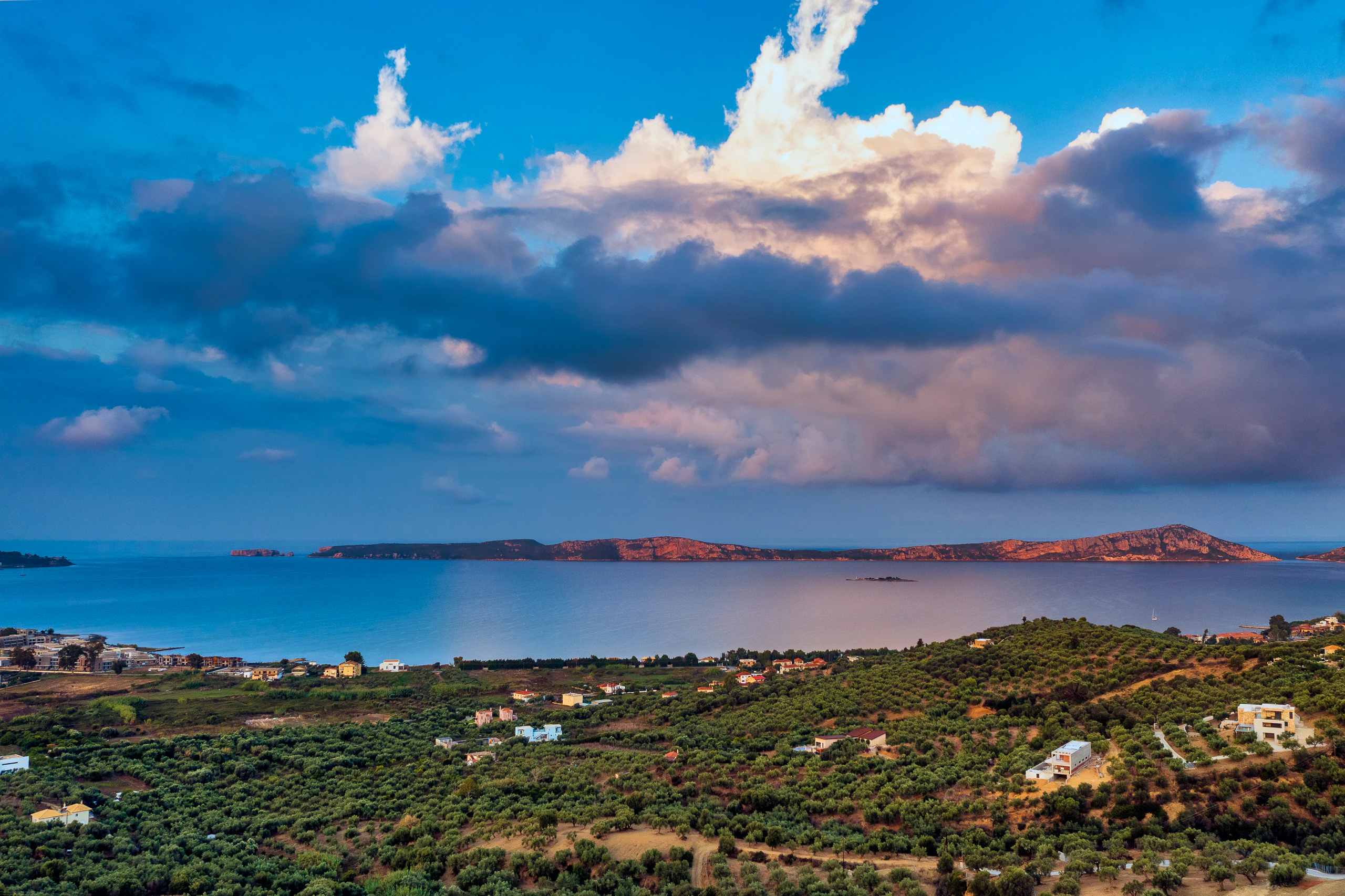 Koa Spa Βίλα — Πελοπόννησος — Εναέρια άποψη προς τη θάλασσα Εναέρια άποψη της θέσης της Koa Spa Βίλας και του θαλάσσιου ορίζοντα στην Πελοπόννησο