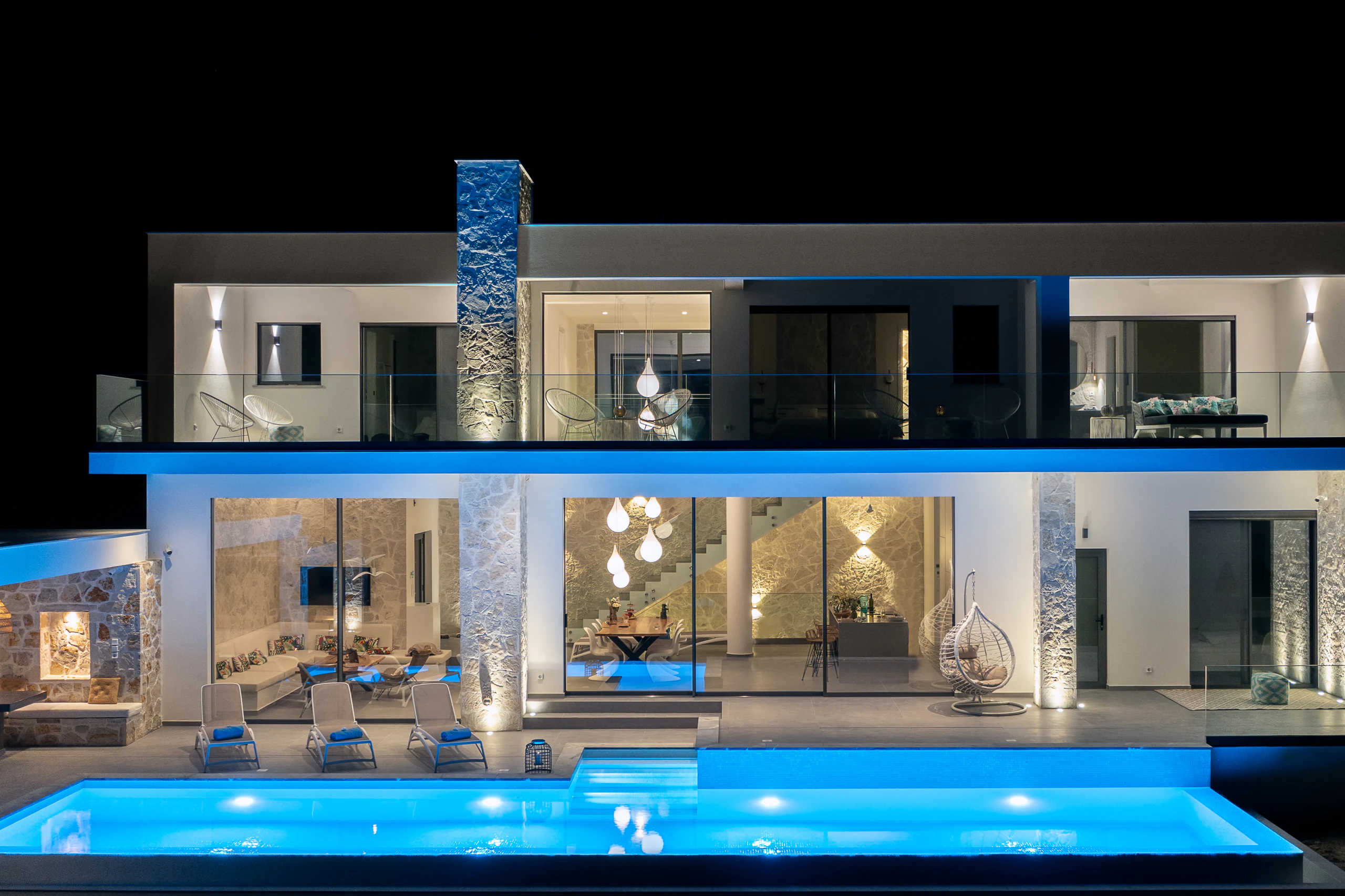 Koa Spa Βίλα — Πελοπόννησος — Νυχτερινή όψη και πισίνα Νυχτερινή εξωτερική άποψη της Koa Spa Βίλας με φωτισμένη πισίνα