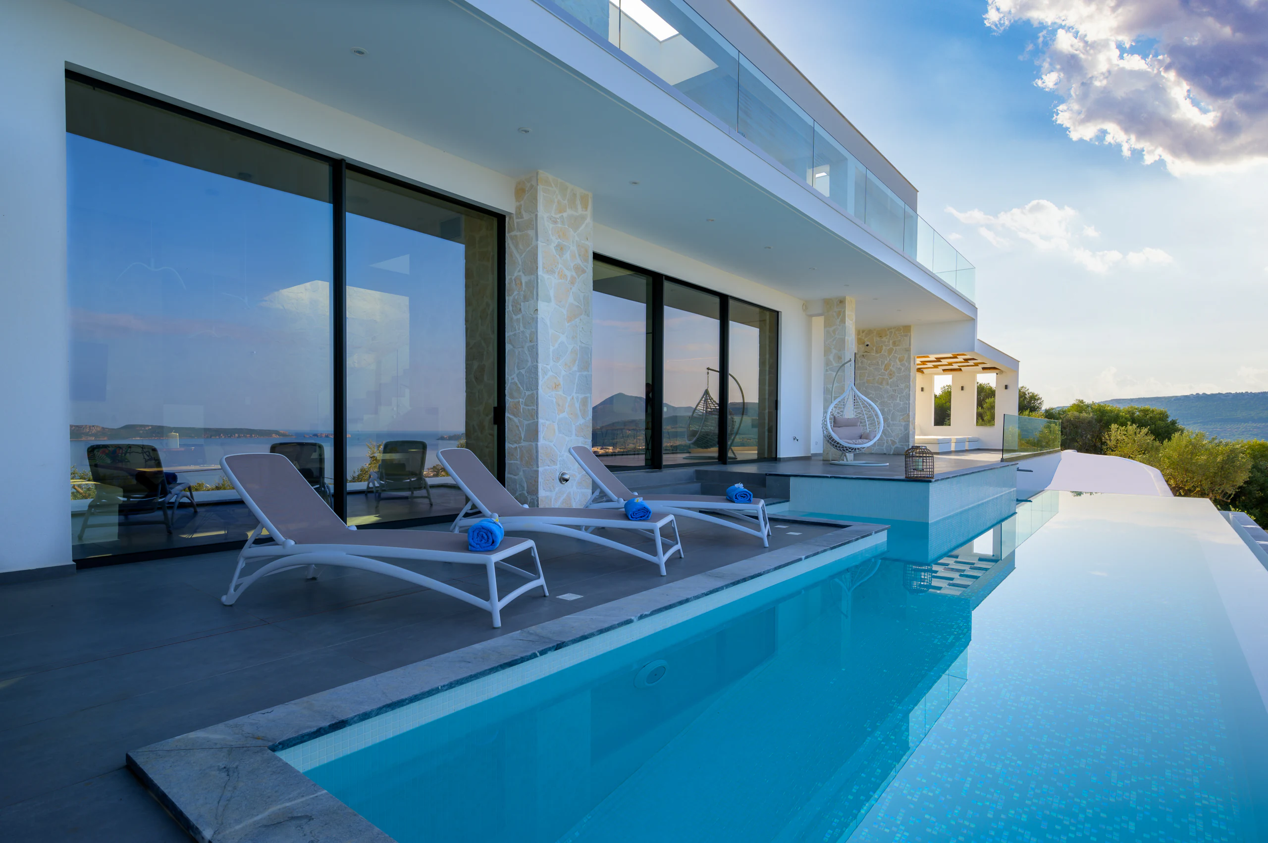 Koa Spa Βίλα — Πελοπόννησος — Εξωτερική όψη και πισίνα Εξωτερική άποψη της Koa Spa Βίλας με φυσική πέτρα και πισίνα