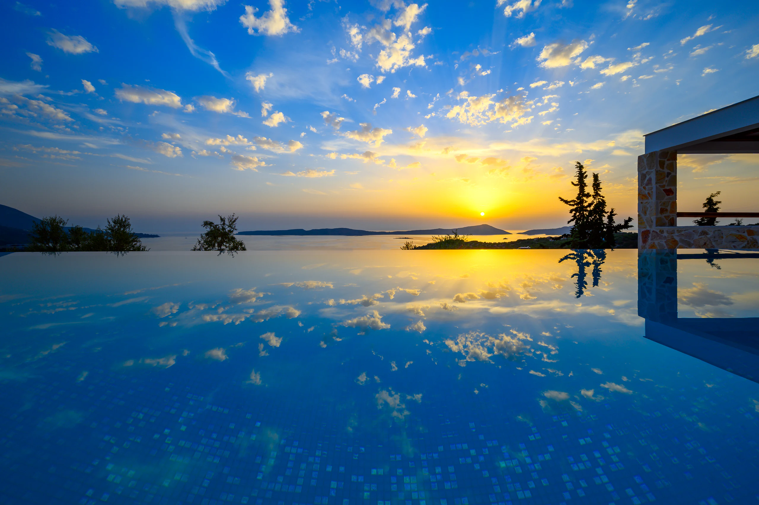 Koa Spa Βίλα — Πελοπόννησος — Πισίνα στο λυκόφως Η πισίνα της Koa Spa Βίλας στο λυκόφως με θέα προς τη θάλασσα