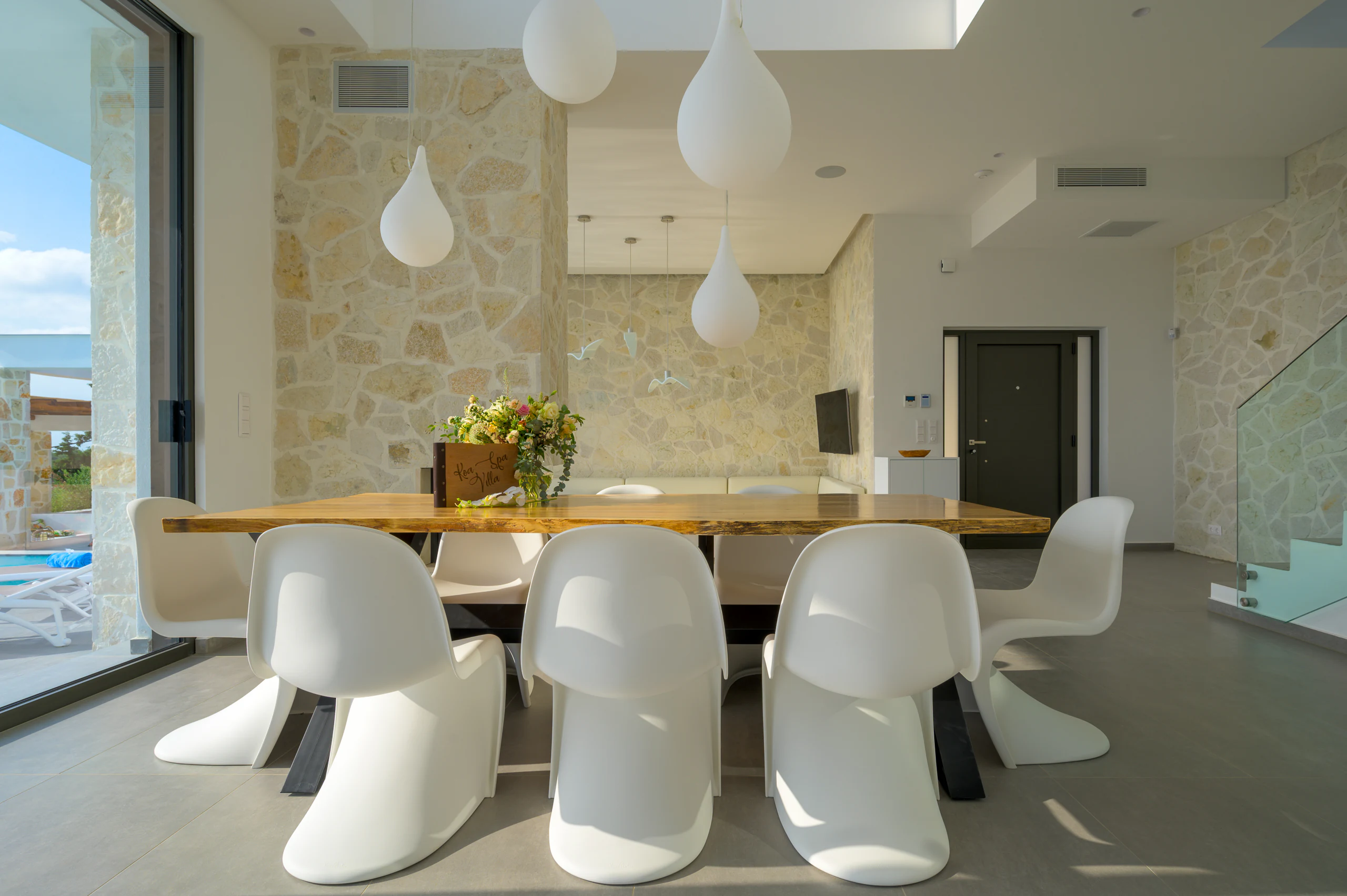 Koa Spa Βίλα — Πελοπόννησος — Τραπεζαρία και φυσική πέτρα Φωτεινή τραπεζαρία στην Koa Spa Βίλα με τοίχο από φυσική πέτρα