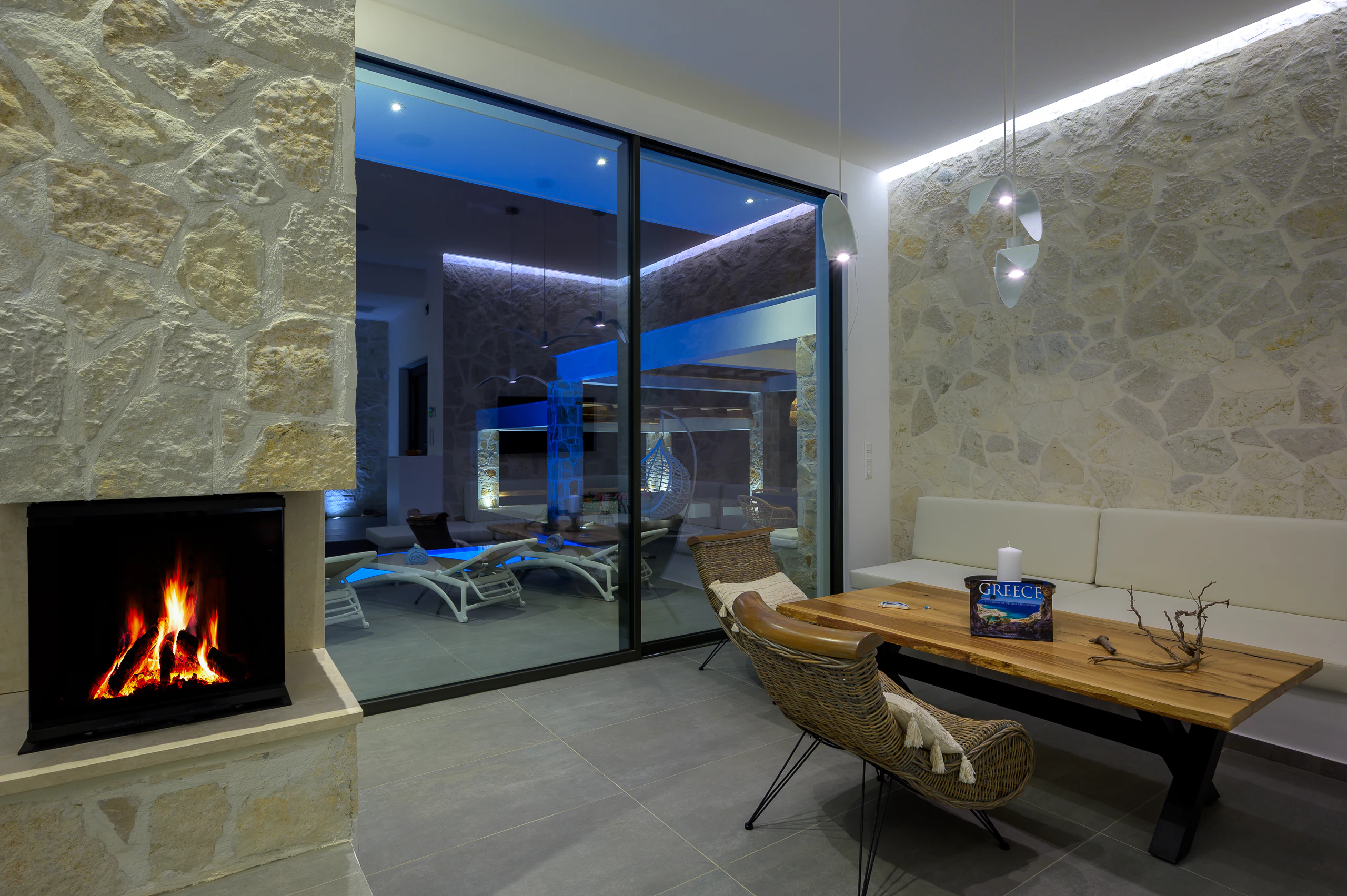 Koa Spa Βίλα — Πελοπόννησος — Καθιστικό στο μπλε της ώρας Εσωτερικό καθιστικό της Koa Spa Βίλας με πέτρινες επιφάνειες στο μπλε της ώρας