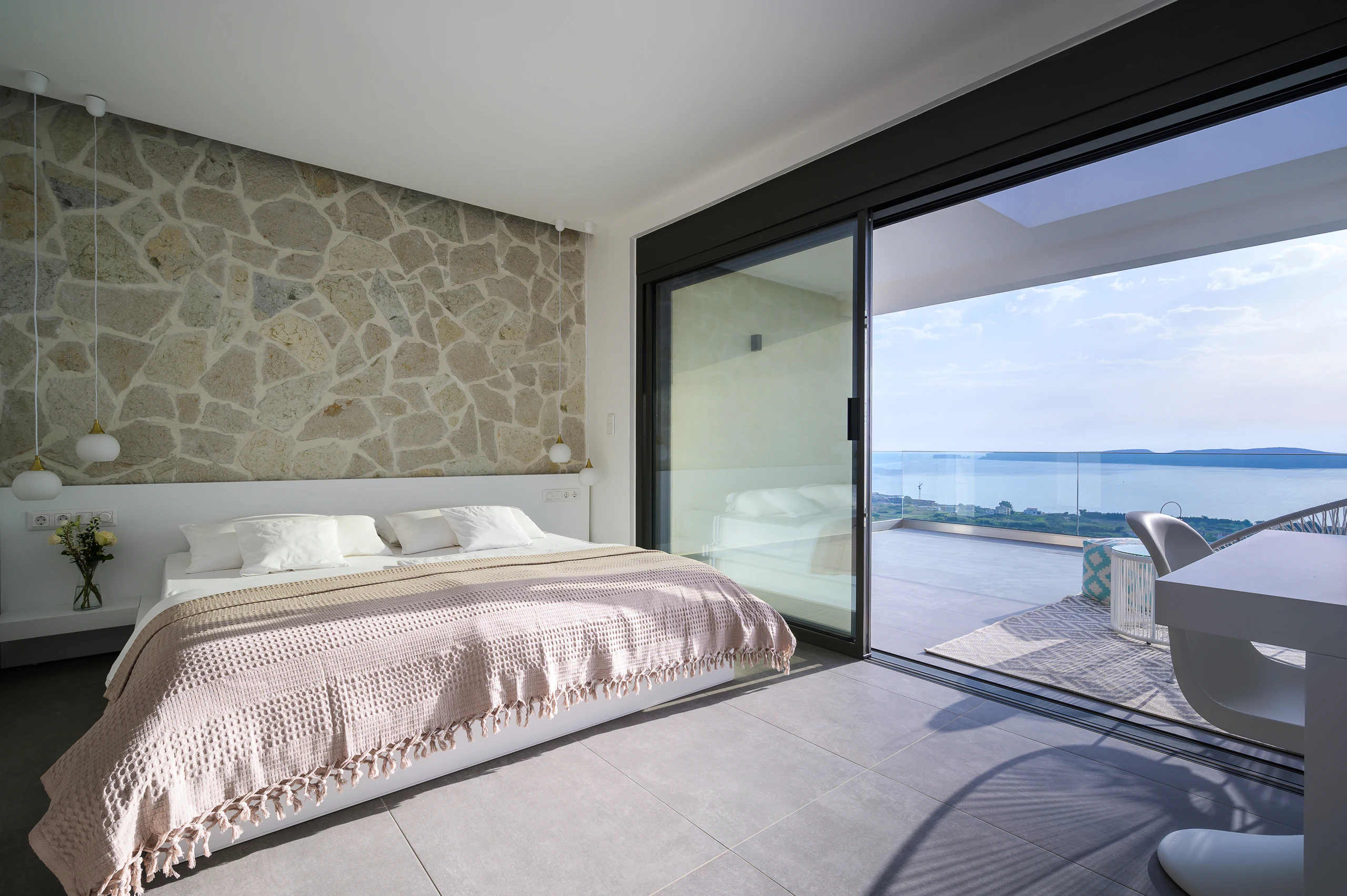 Koa Spa Βίλα — Πελοπόννησος — Υπνοδωμάτιο με θέα Υπνοδωμάτιο στην Koa Spa Βίλα με μεγάλο άνοιγμα προς την πισίνα και τη θάλασσα