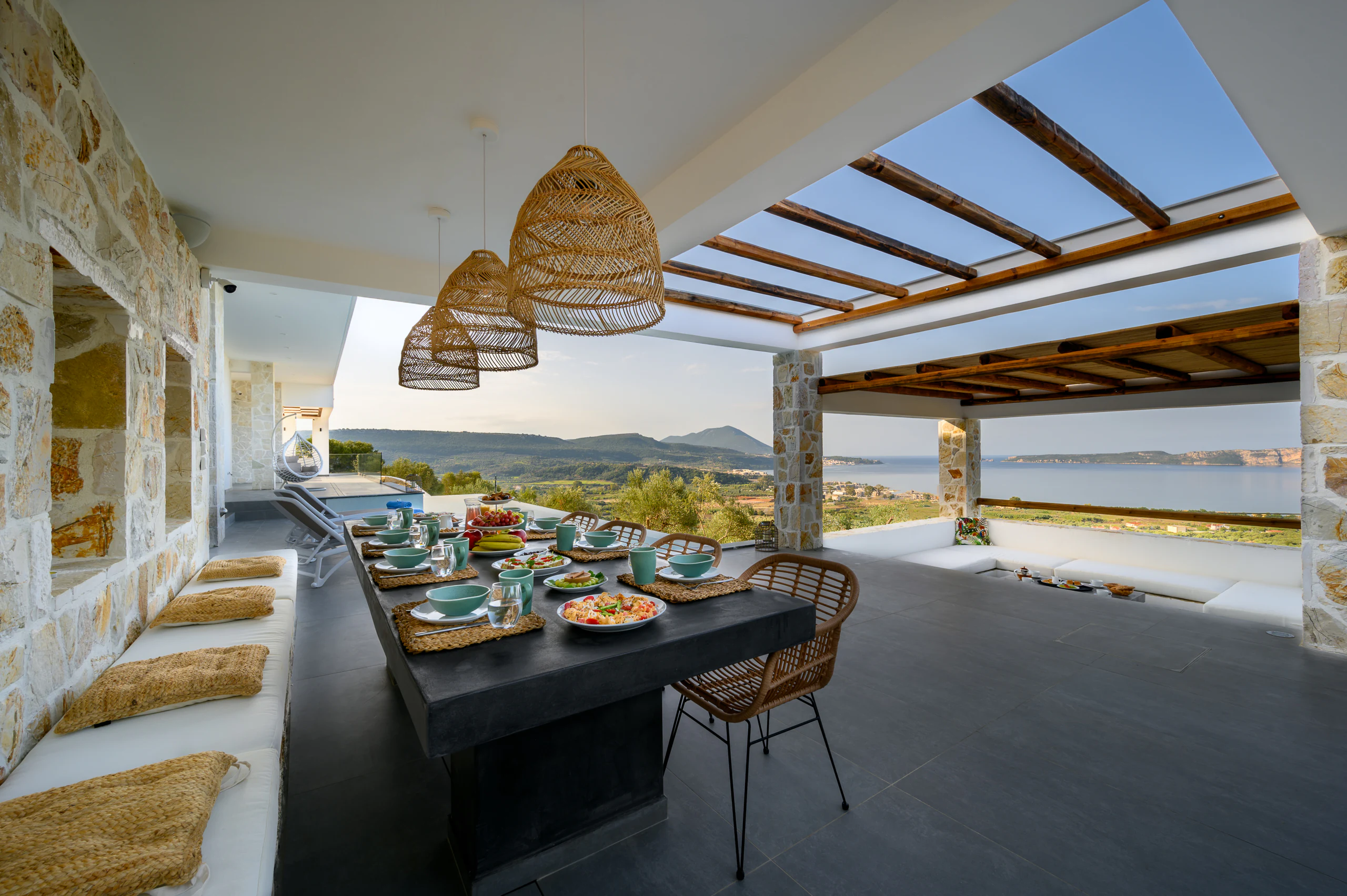 Koa Spa Βίλα — Πελοπόννησος — Υπαίθρια τραπεζαρία Υπαίθρια τραπεζαρία της Koa Spa Βίλας δίπλα στην πισίνα