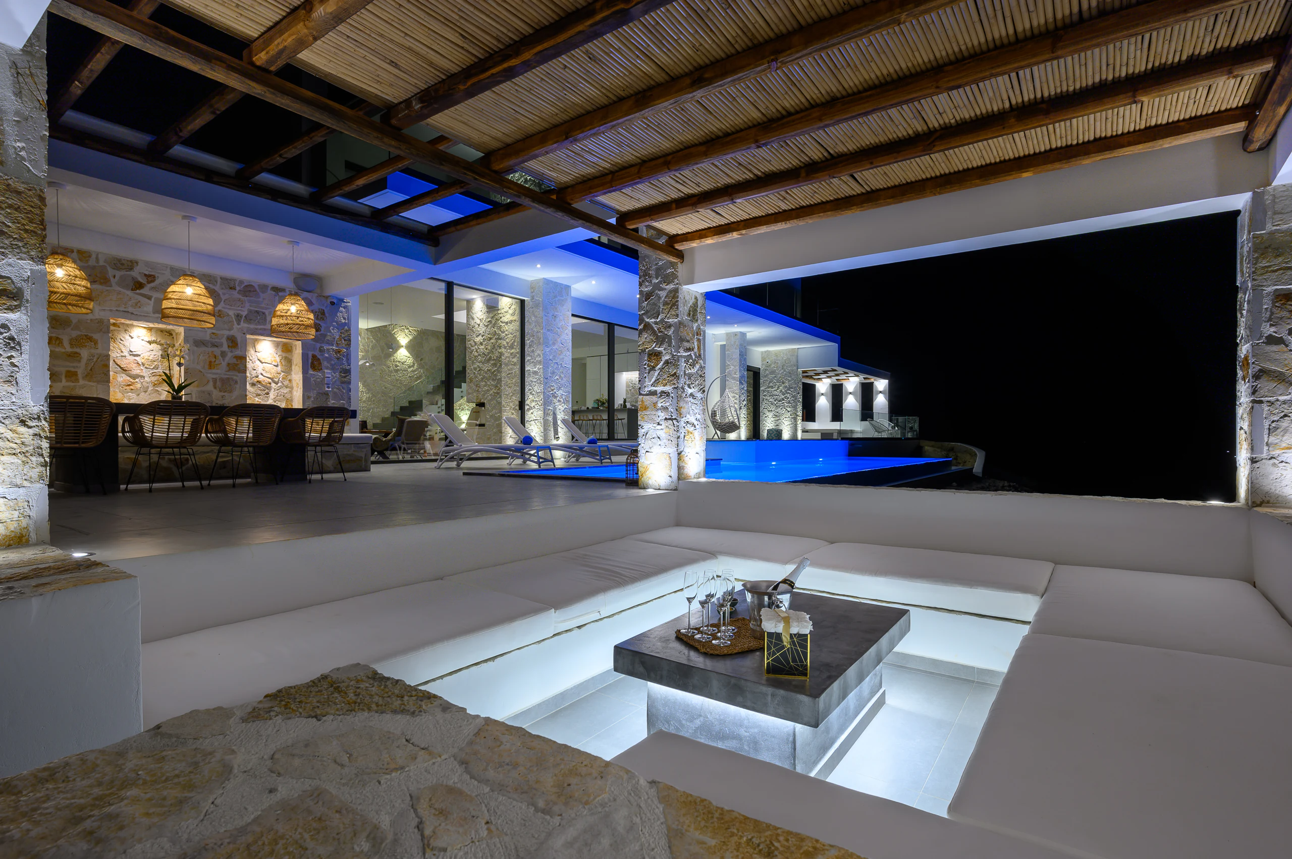 Koa Spa Βίλα — Πελοπόννησος — Υπαίθριο καθιστικό τη νύχτα Ατμοσφαιρικό υπαίθριο καθιστικό στην Koa Spa Βίλα τη νύχτα