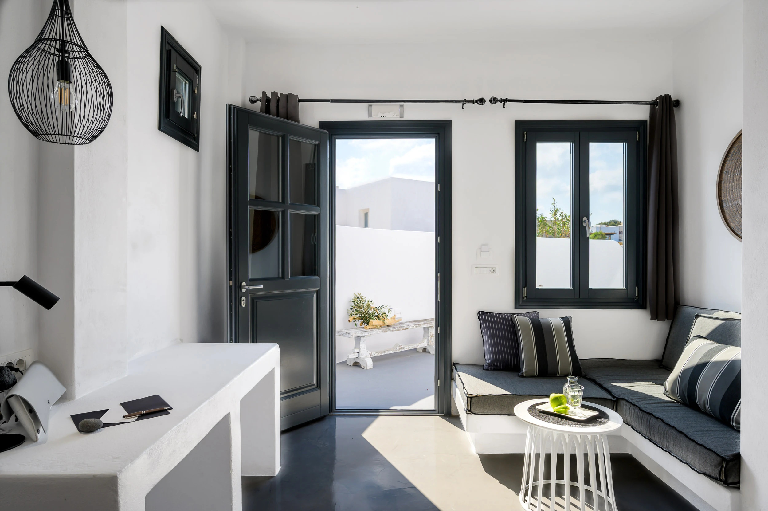 Santolia Art Boutique Σουίτες — Καθιστικό σουίτας Φωτεινό καθιστικό σουίτας στο Santolia Art Boutique Σουίτες στη Σαντορίνη
