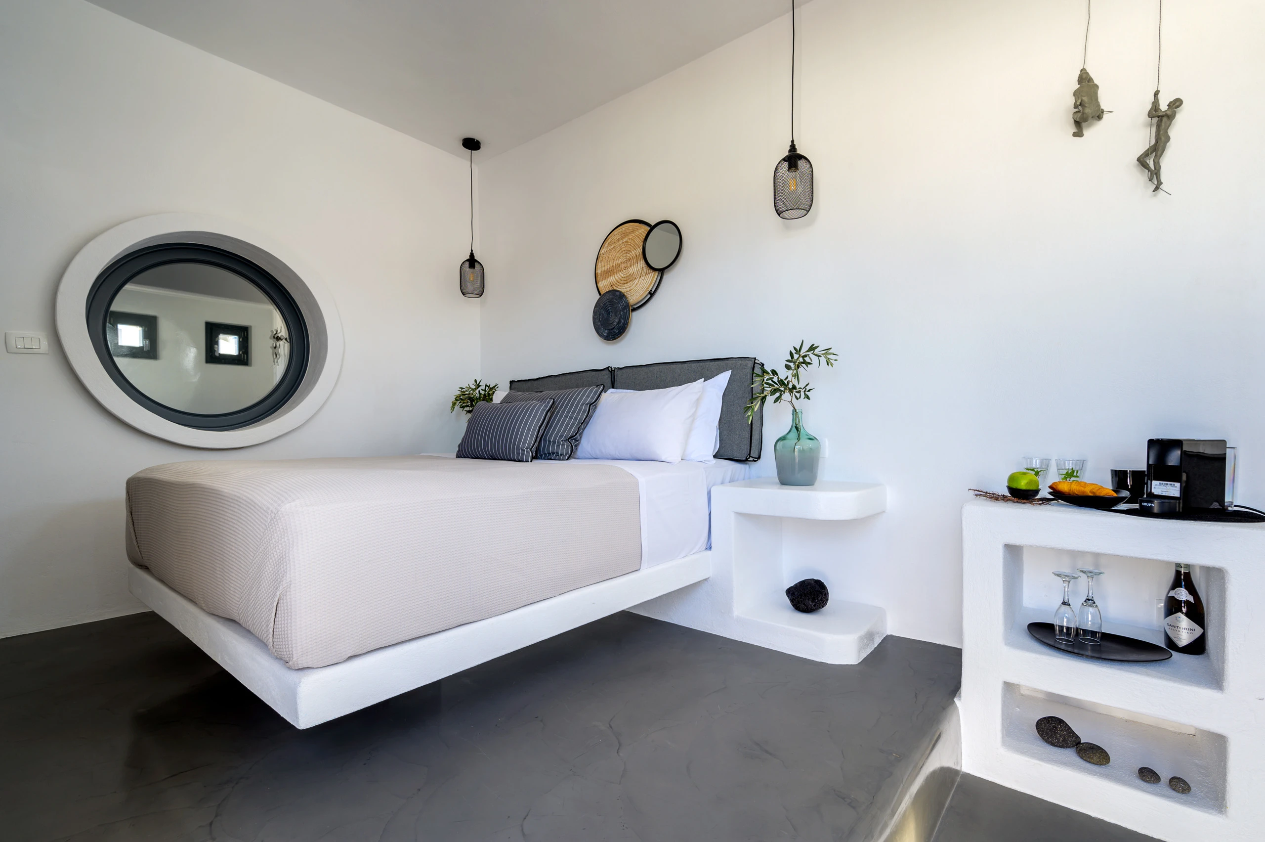 Santolia Art Boutique Σουίτες — Μινιμαλιστικό υπνοδωμάτιο Μινιμαλιστικό υπνοδωμάτιο στο Santolia Art Boutique Σουίτες με λευκές καμπύλες επιφάνειες