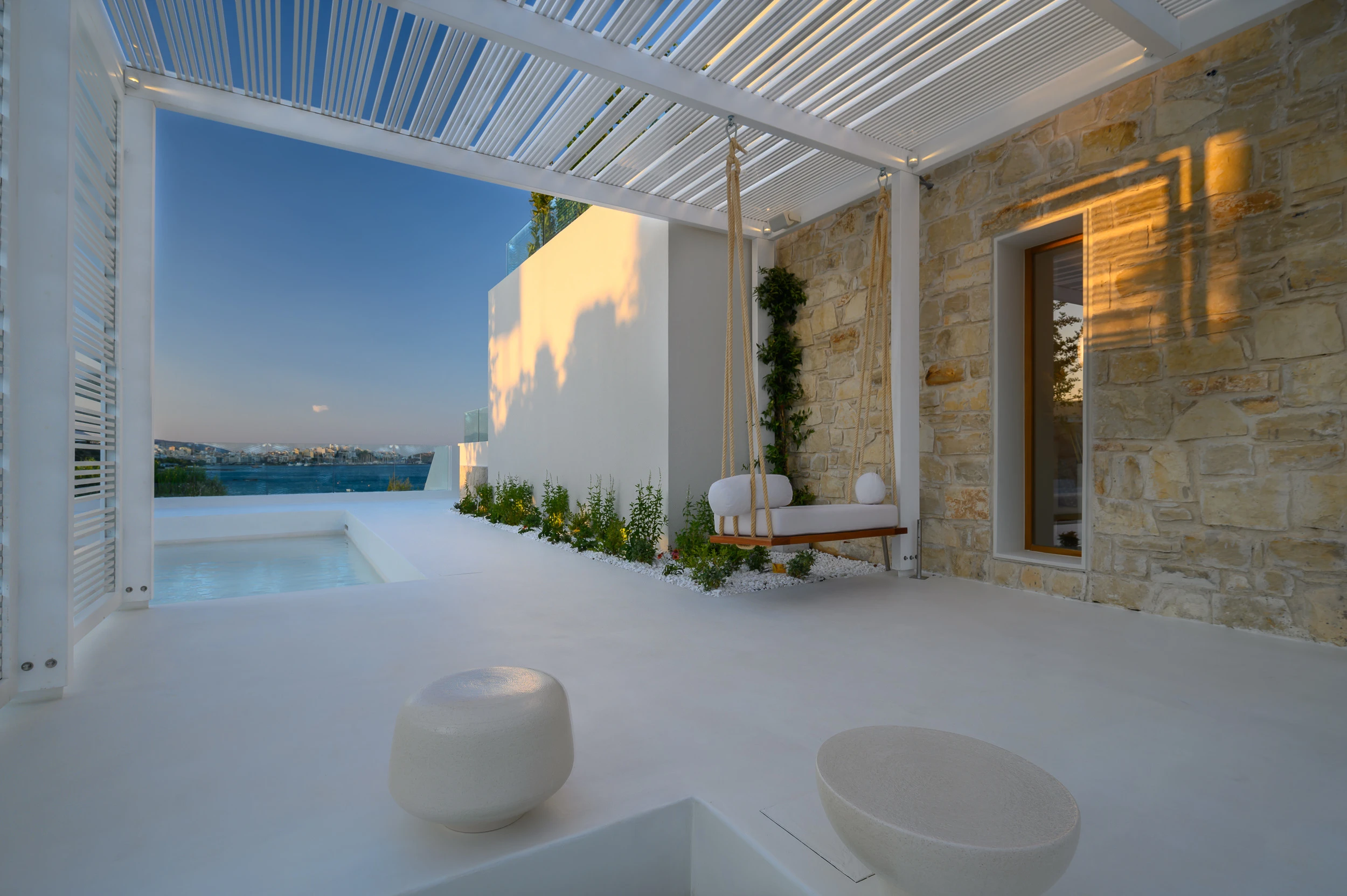 The Island Concept Luxury Boutique Ξενοδοχείο — Σουίτα και πέργκολα στο λυκόφως Σουίτα και πέργκολα στο λυκόφως στο The Island Concept Luxury Boutique Ξενοδοχείο στην Κρήτη