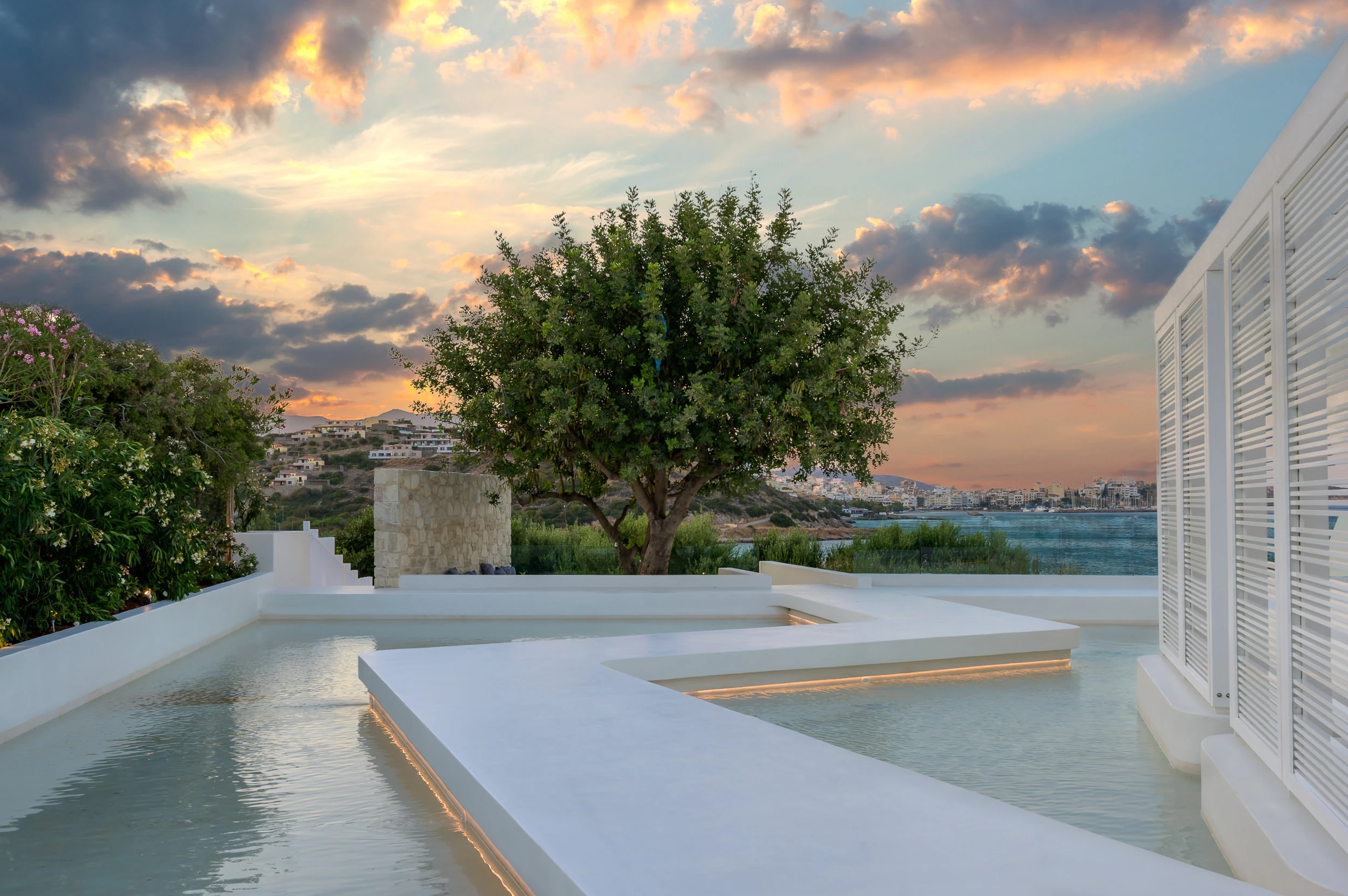 The Island Concept Luxury Boutique Ξενοδοχείο — Ιδιωτική πισίνα στο ηλιοβασίλεμα Ιδιωτική πισίνα στο ηλιοβασίλεμα στο The Island Concept Luxury Boutique Ξενοδοχείο στην Κρήτη