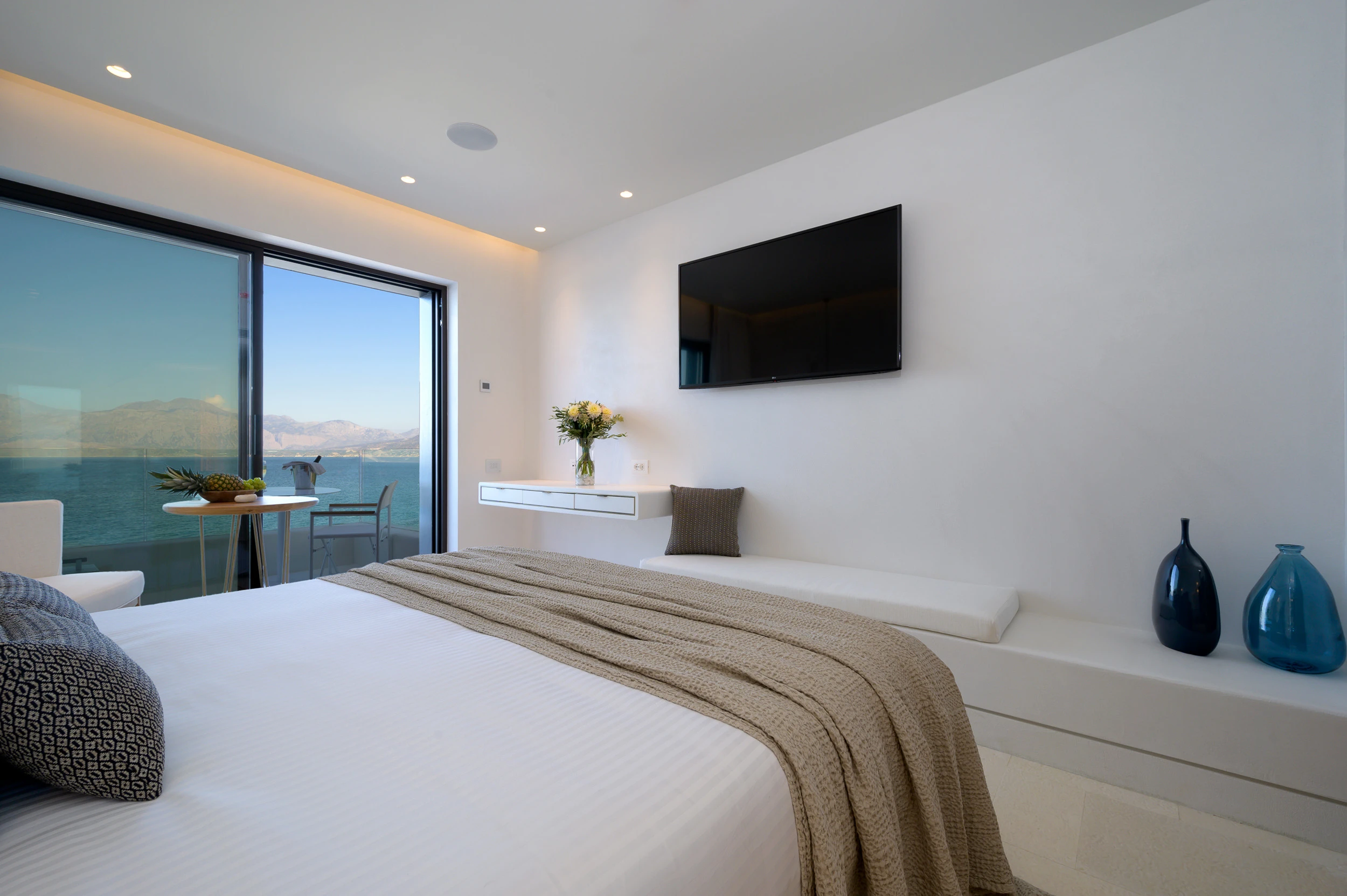 The Island Concept Luxury Boutique Ξενοδοχείο — Υπνοδωμάτιο με θέα στη θάλασσα Υπνοδωμάτιο σουίτας στο The Island Concept Luxury Boutique Ξενοδοχείο με μεγάλο άνοιγμα και θέα προς τη θάλασσα