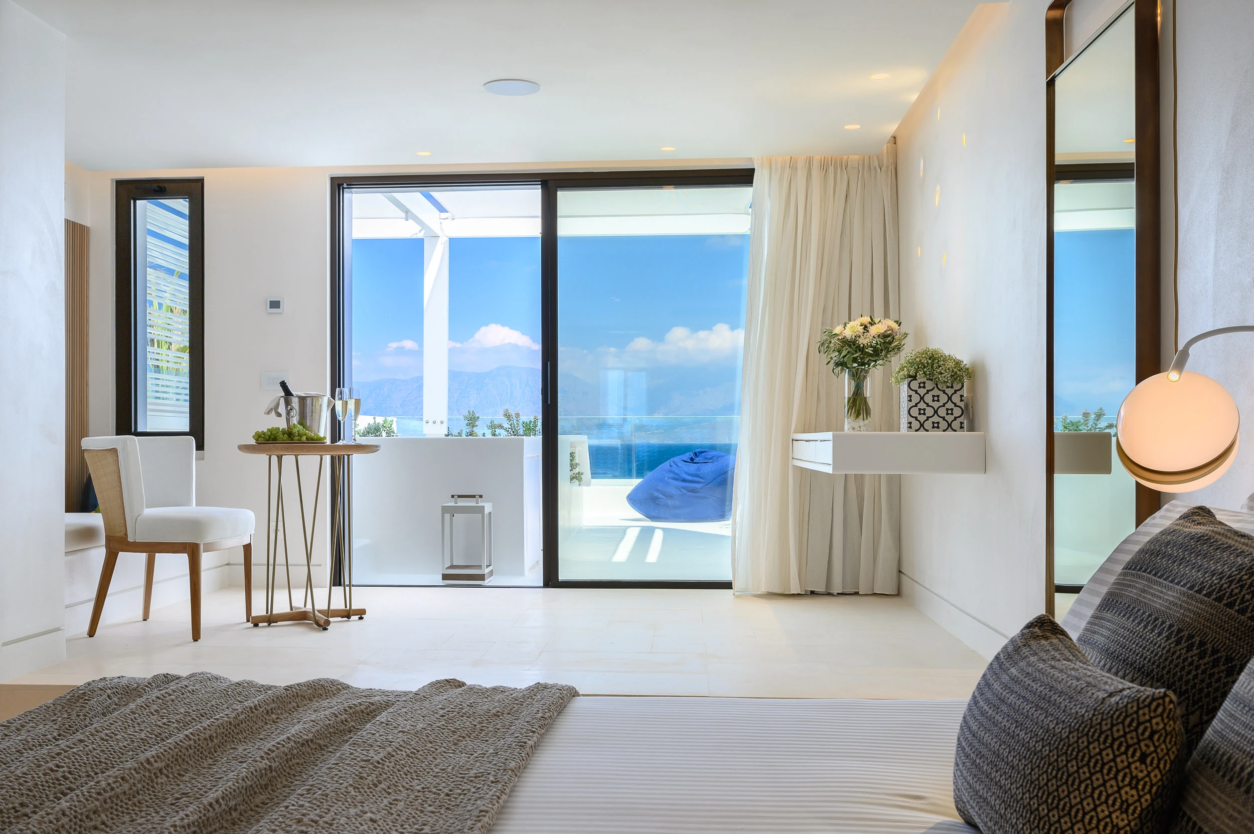 Εσωτερικός χώρος σουίτας στο The Island Concept Luxury Boutique Ξενοδοχείο με άνοιγμα προς την ιδιωτική βεράντα και τη θάλασσα