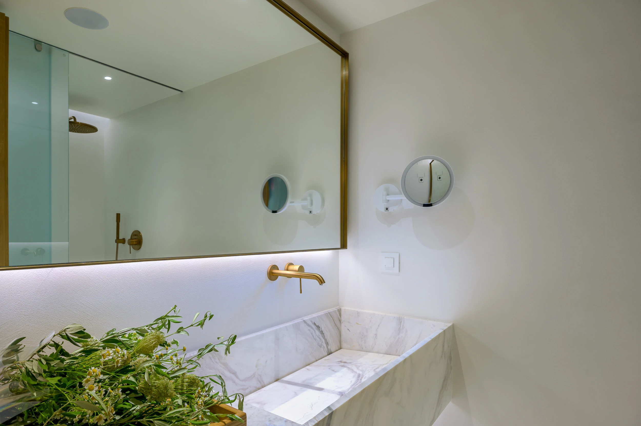 Μαρμάρινο μπάνιο σουίτας στο The Island Concept Luxury Boutique Ξενοδοχείο με καθρέφτη και φωτεινές επιφάνειες