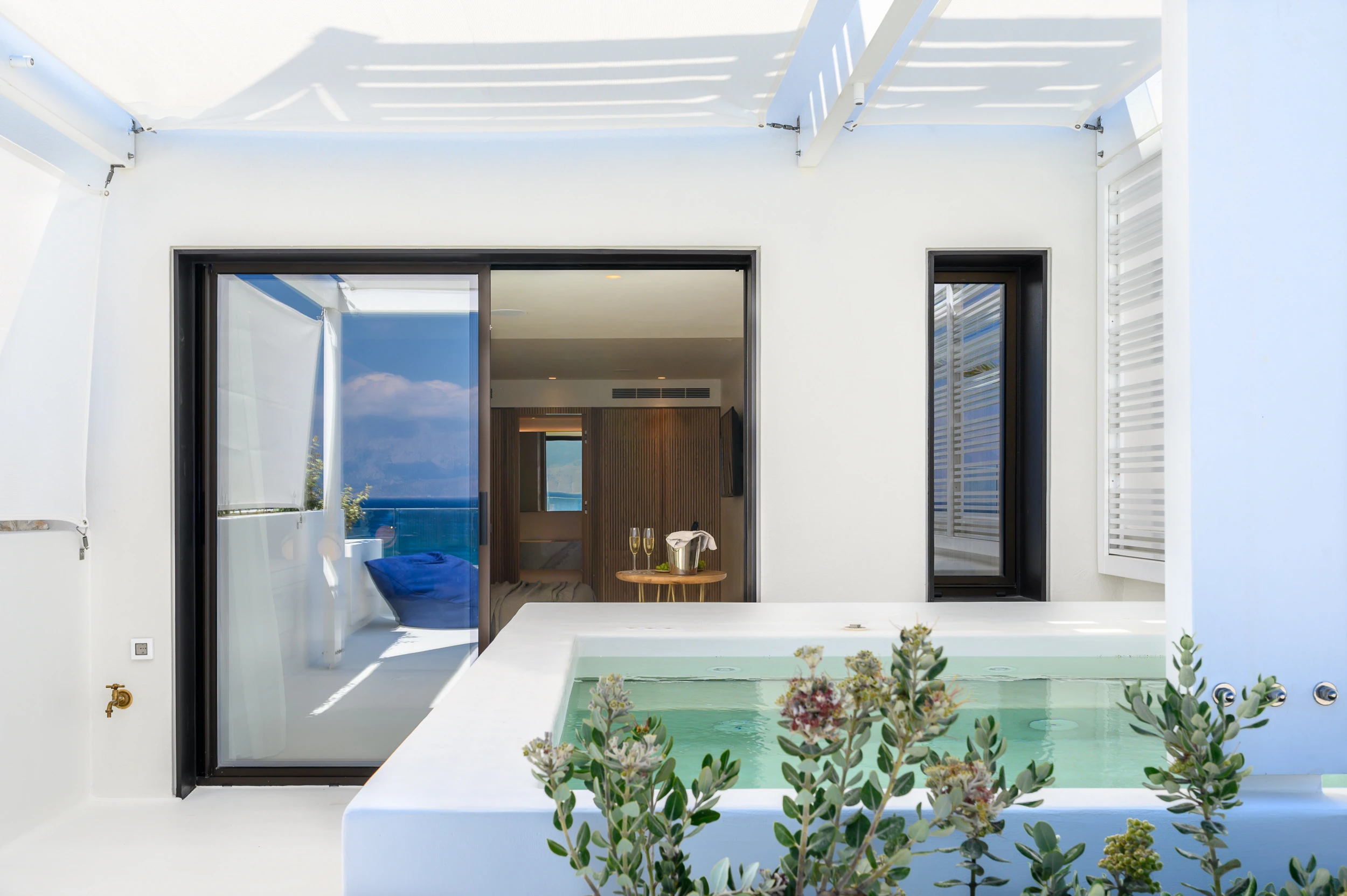 The Island Concept Luxury Boutique Ξενοδοχείο — Λευκή αυλή με ιδιωτική πισίνα Λευκή αυλή σουίτας με ιδιωτική πισίνα στο The Island Concept Luxury Boutique Ξενοδοχείο στην Κρήτη