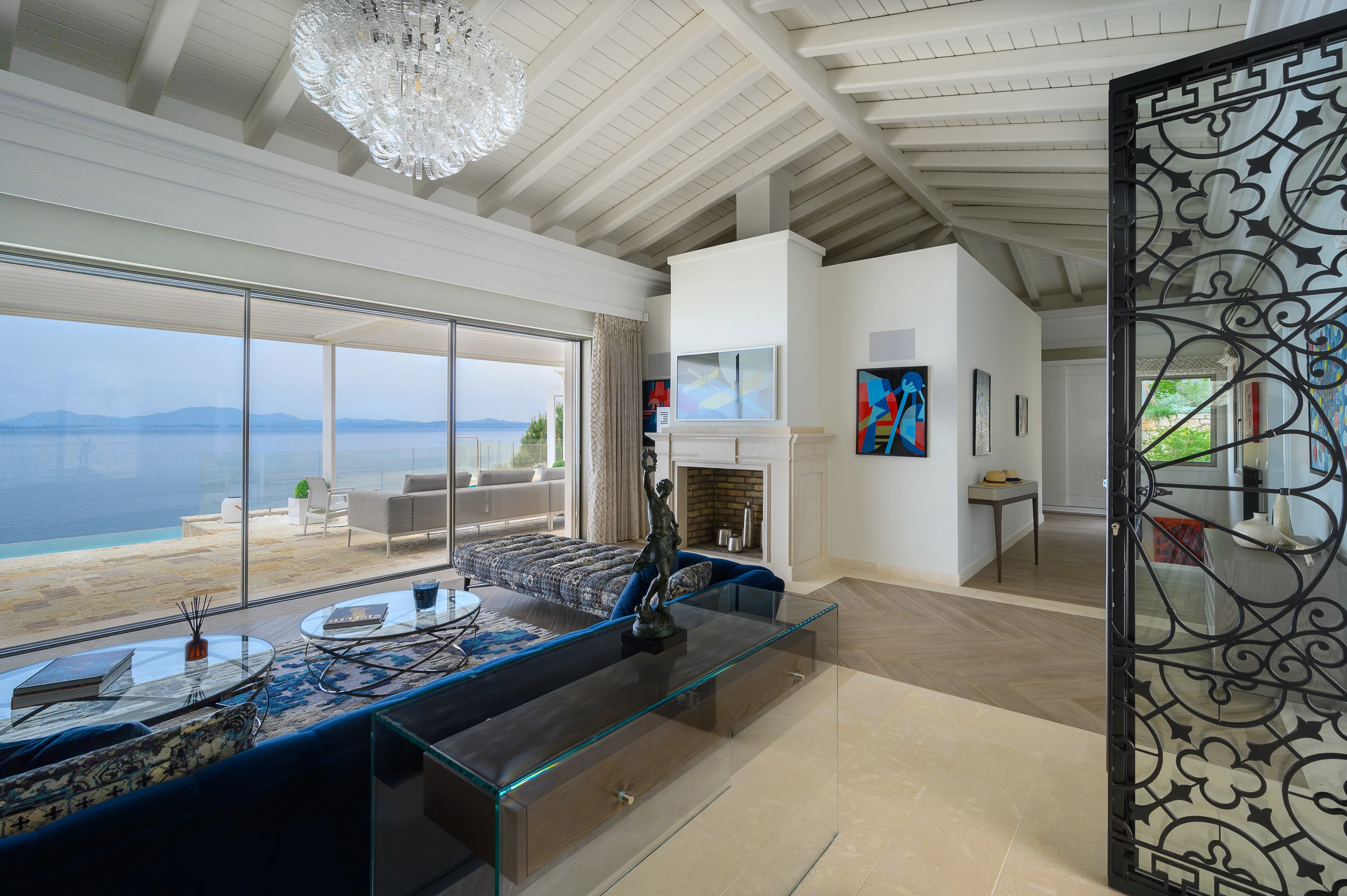 Καθιστικό, διακοσμητική θύρα και θέα στη Villa Artemis