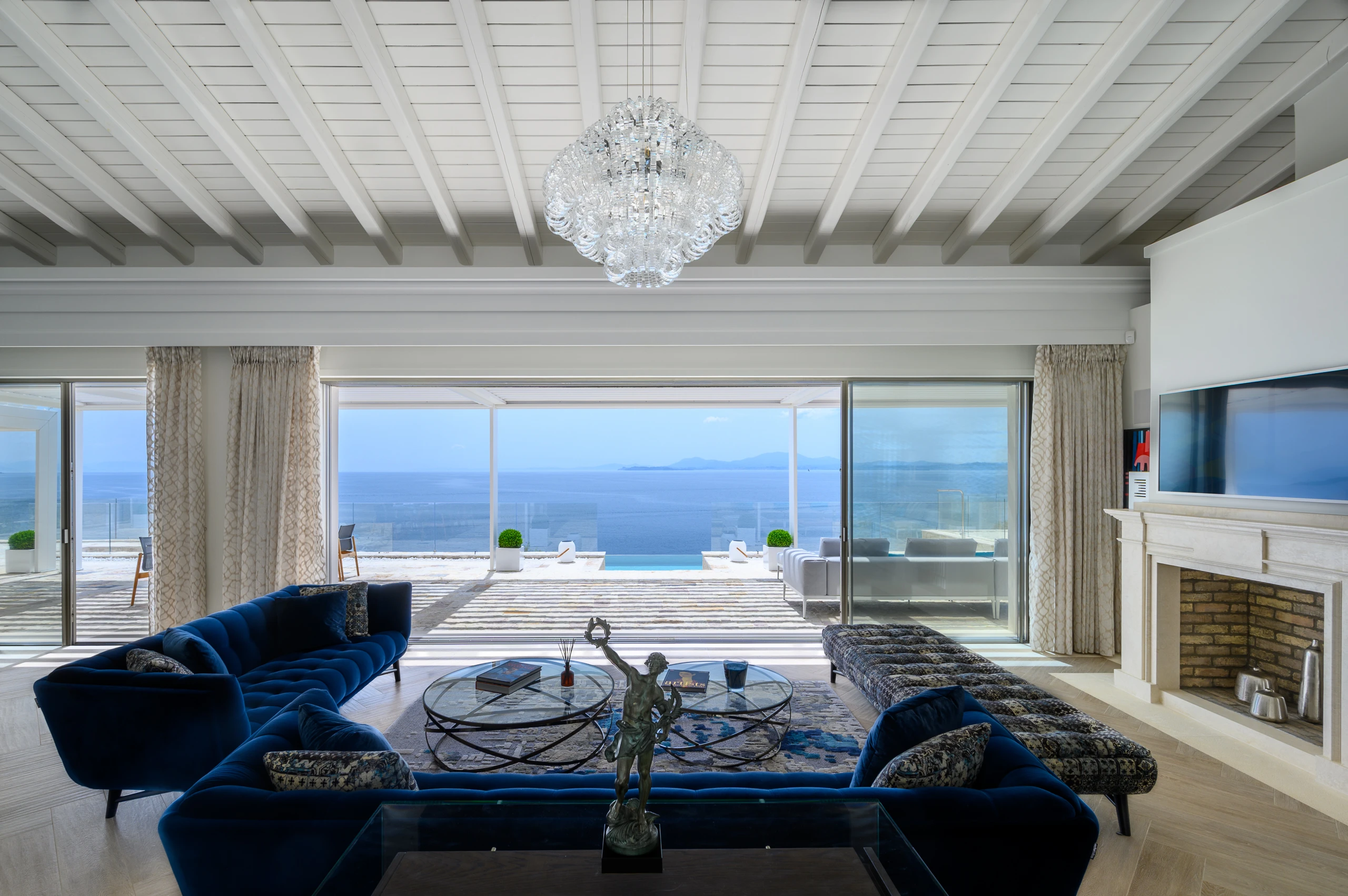 Καθιστικό της Villa Artemis με θέα προς τη θάλασσα