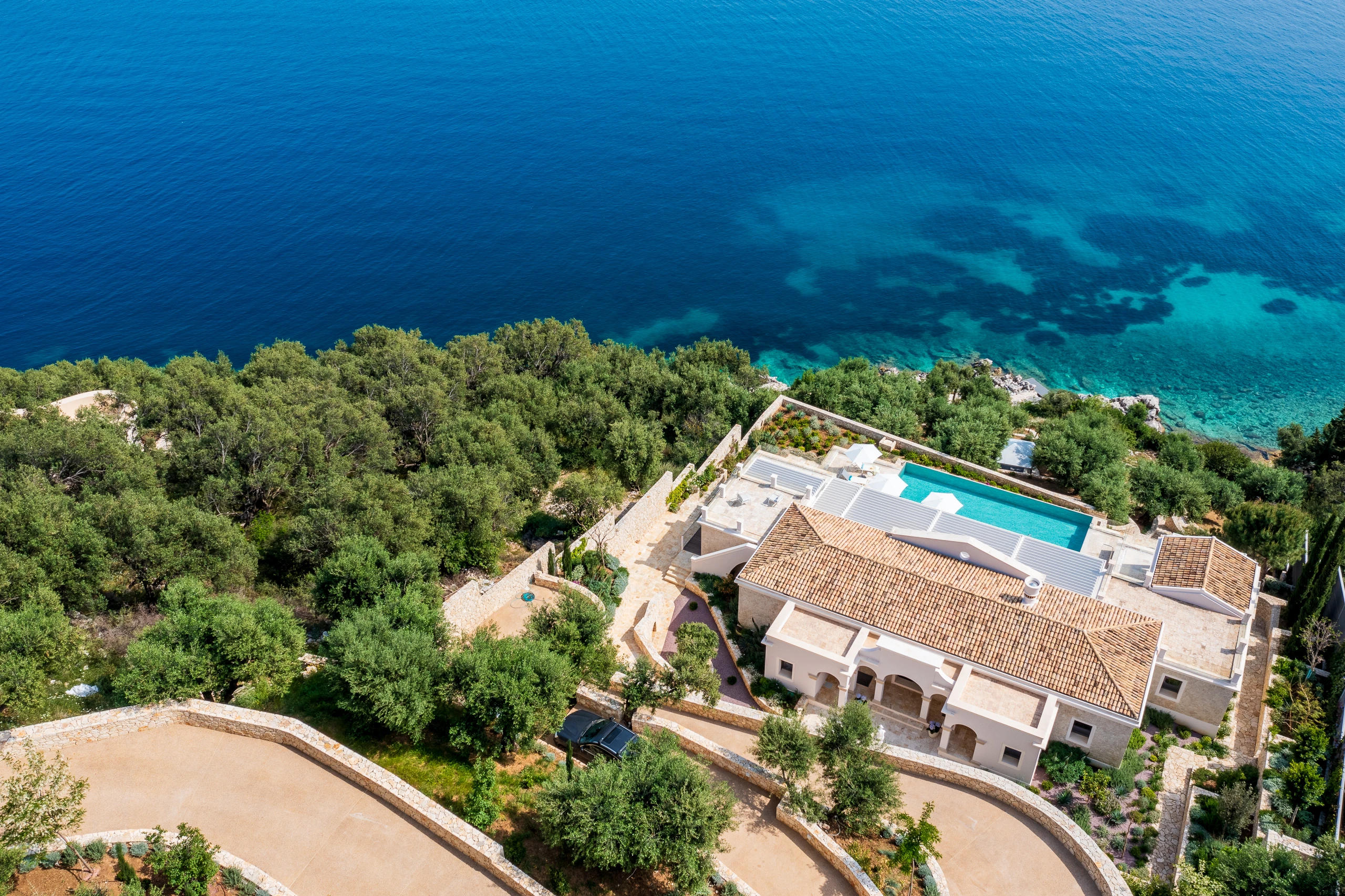 Εναέρια άποψη της Villa Artemis και της ακτογραμμής στην Κέρκυρα