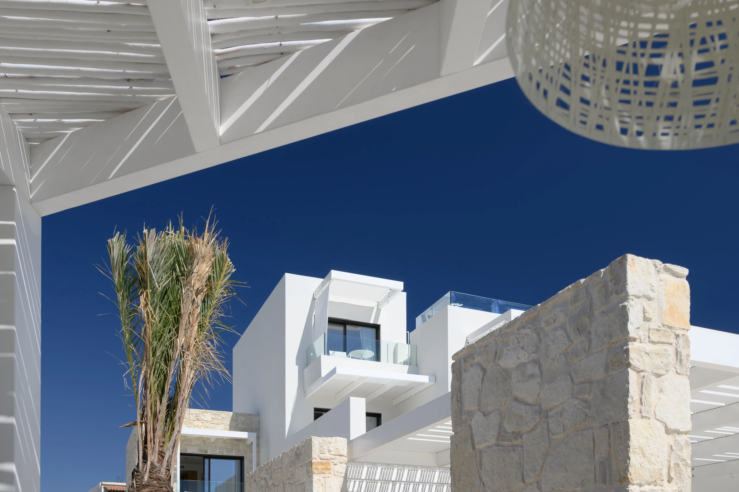 The Island Concept — Λευκή αρχιτεκτονική και πέτρα Χαμηλή οπτική της λευκής αρχιτεκτονικής, της φυσικής πέτρας και της φύτευσης στο The Island Concept.
