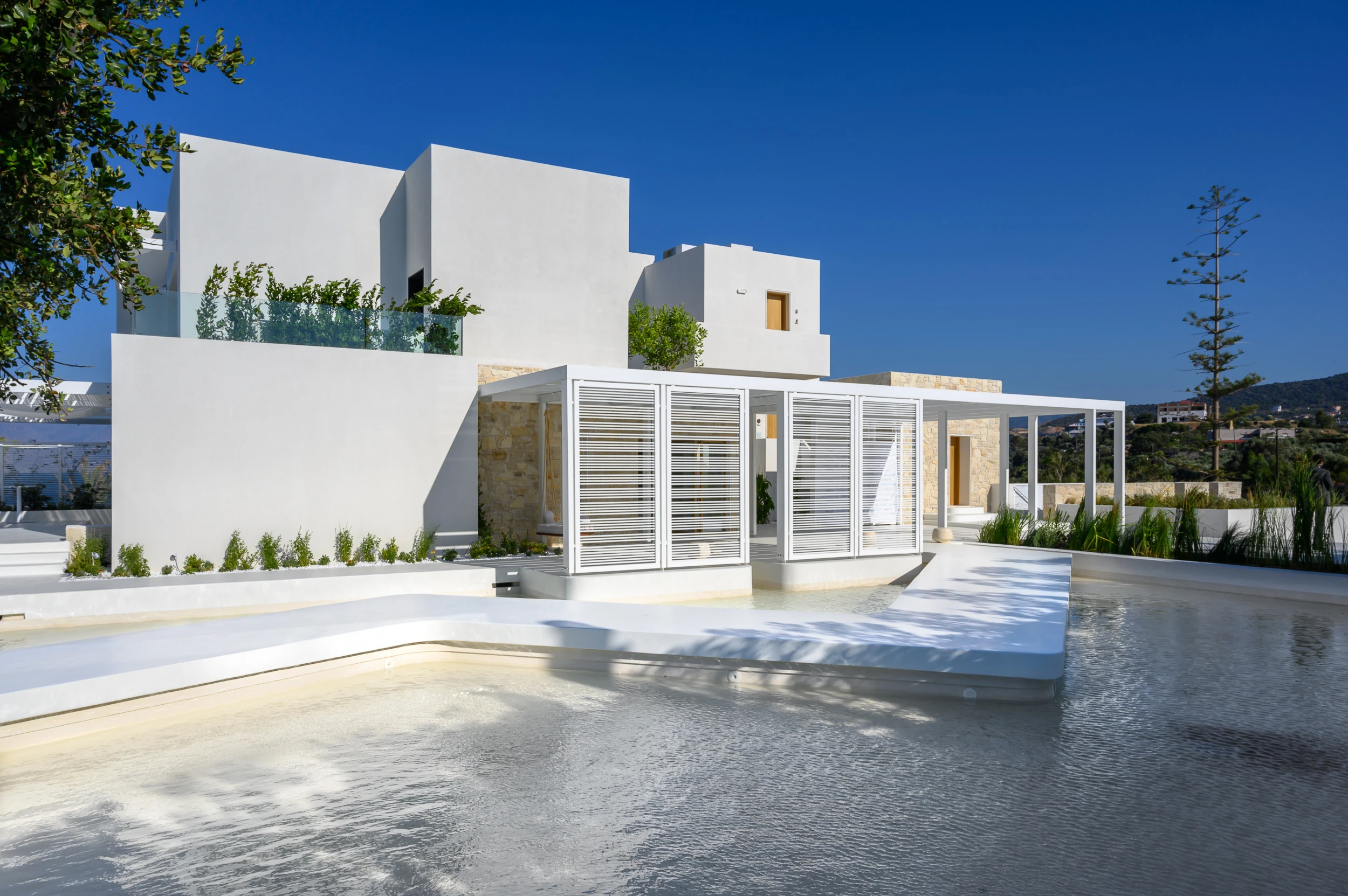The Island Concept — Λευκοί όγκοι και νερό Οι λευκοί αρχιτεκτονικοί όγκοι του The Island Concept αντανακλώνται στο νερό που περιβάλλει τους υπαίθριους χώρους.