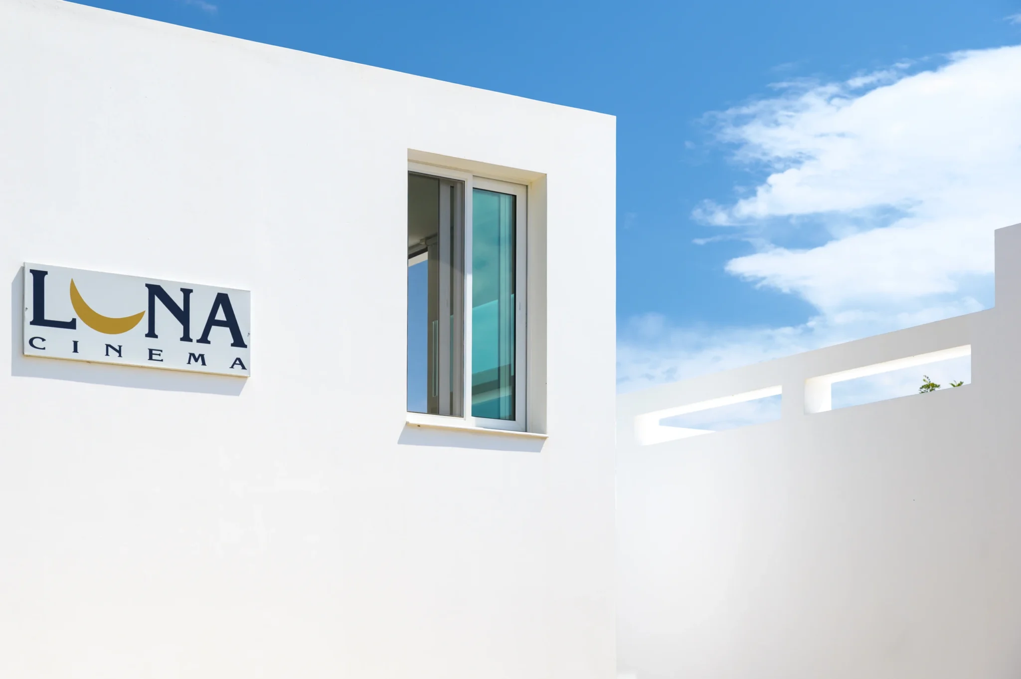 Λεπτομερεια λευκης οψης με την επιγραφη Luna Cinema