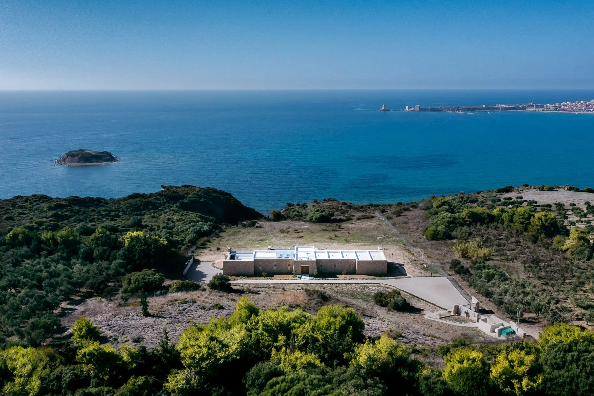 Εναερια αποψη της Βιλας Liades End και της ακτογραμμης στην Πελοποννησο