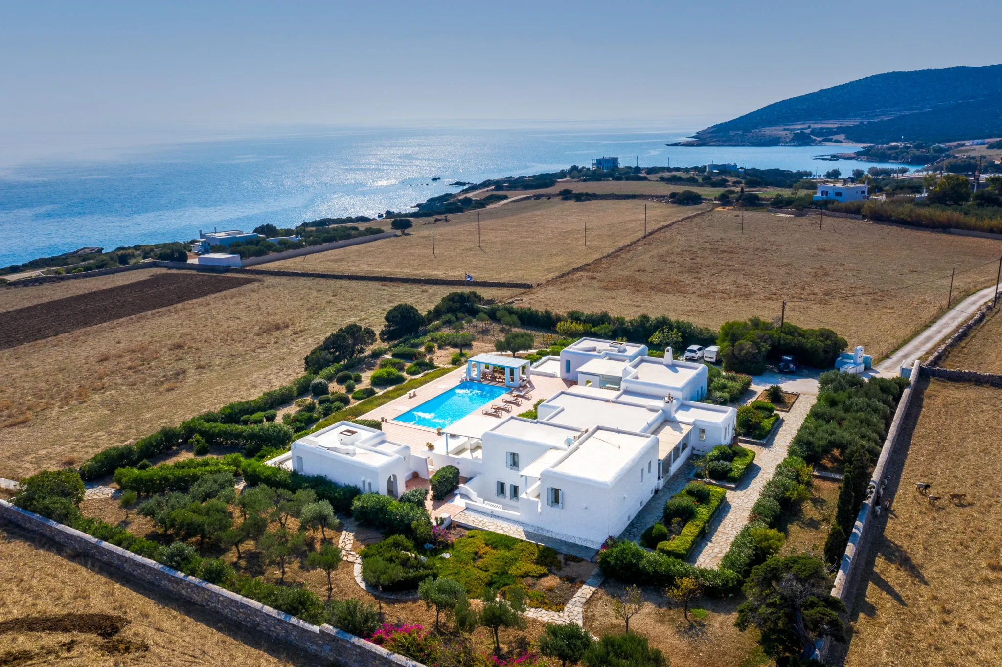 Εναερια αποψη της Βιλας Lumina κοντα στην ακτη της Παρου