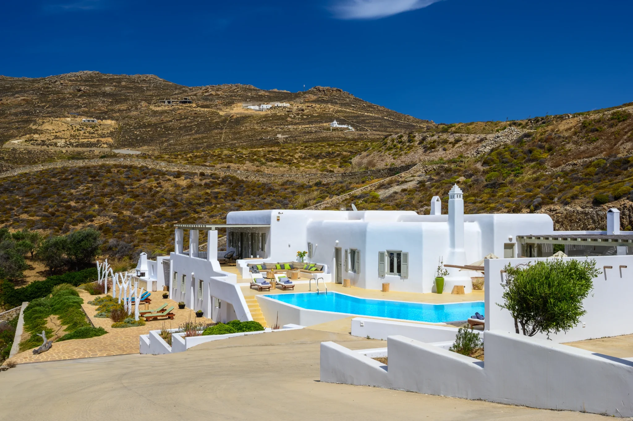 Γενικη αποψη της Βιλας Mariposa με πισινα στη βραχωδη πλαγια της Μυκονου
