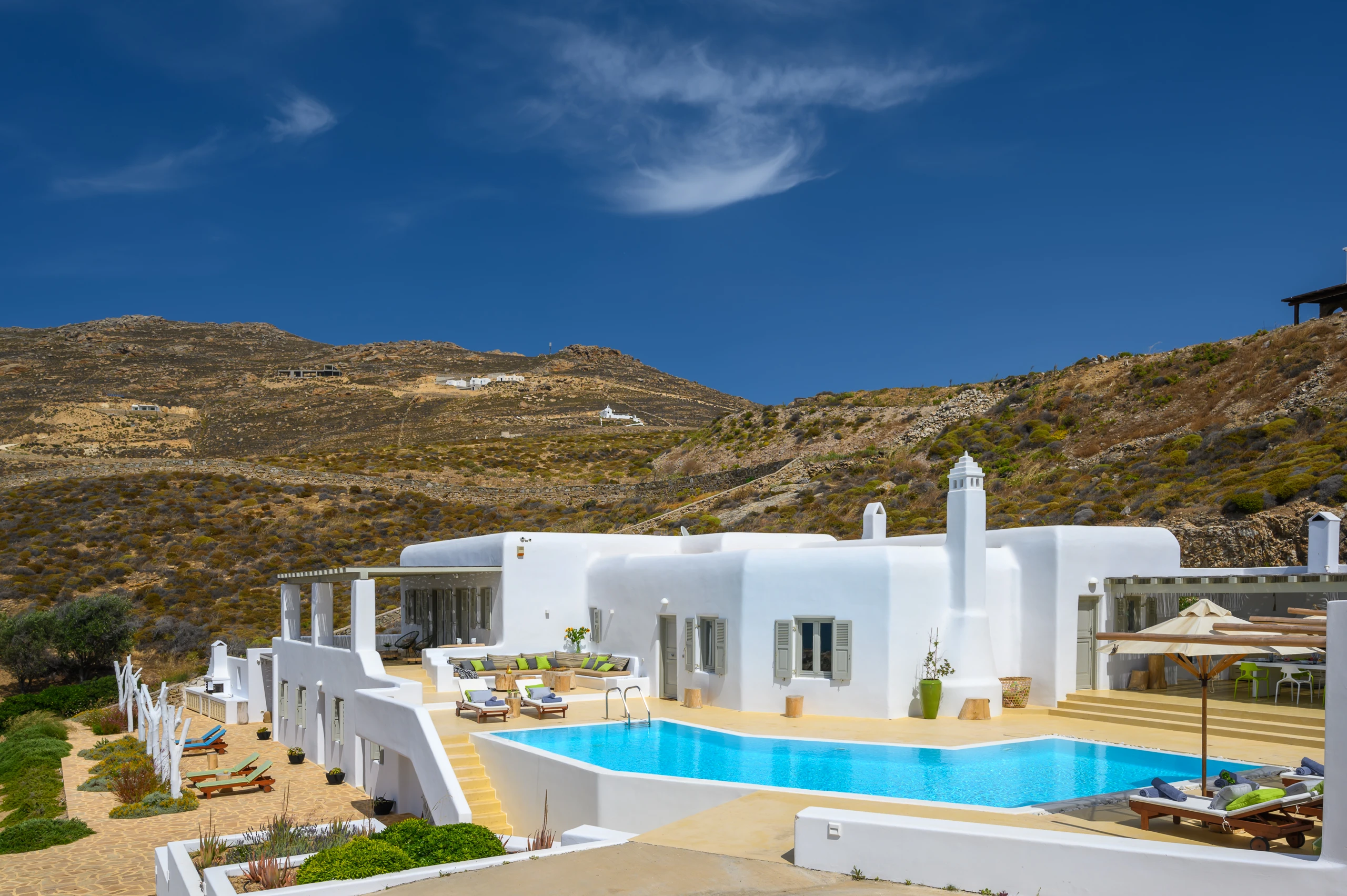 Γενική εξωτερική άποψη της Βίλας Mariposa και της πισίνας στη Μύκονο