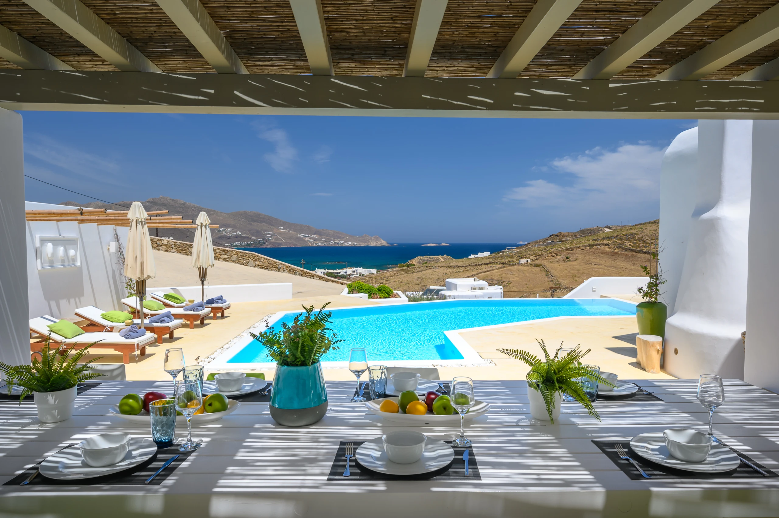 Βίλα Mariposa — Τραπεζαρία προς την πισίνα Εσωτερική τραπεζαρία στη Βίλα Mariposa με άνοιγμα προς την πισίνα