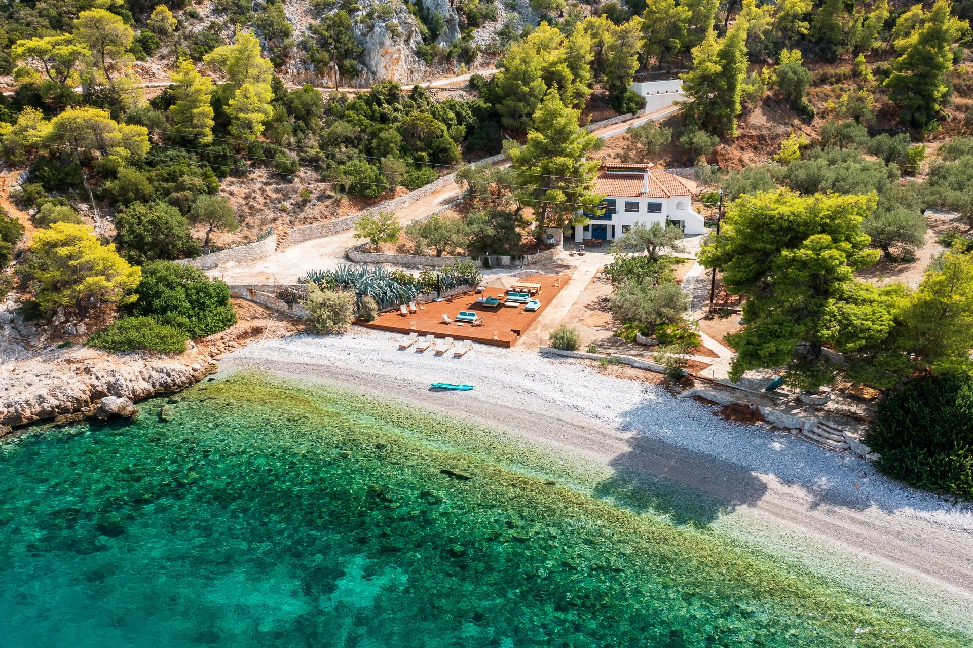 Εναερια αποψη της Βιλας Paula με ξυλινο καταστρωμα και παραλια στην Πελοποννησο