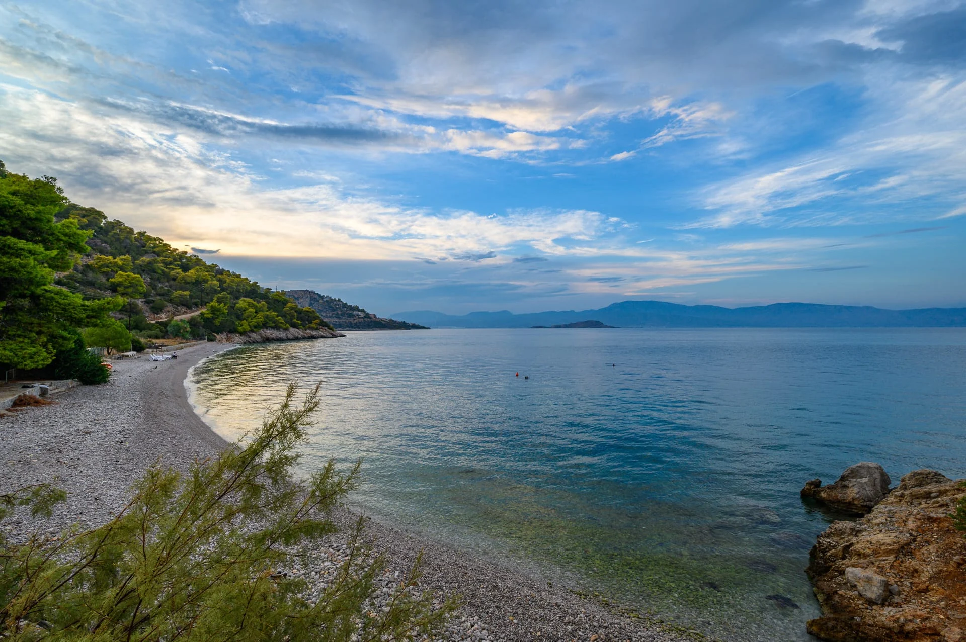 Βοτσαλωτη παραλια και θαλασσα διπλα στη Βιλα Paula