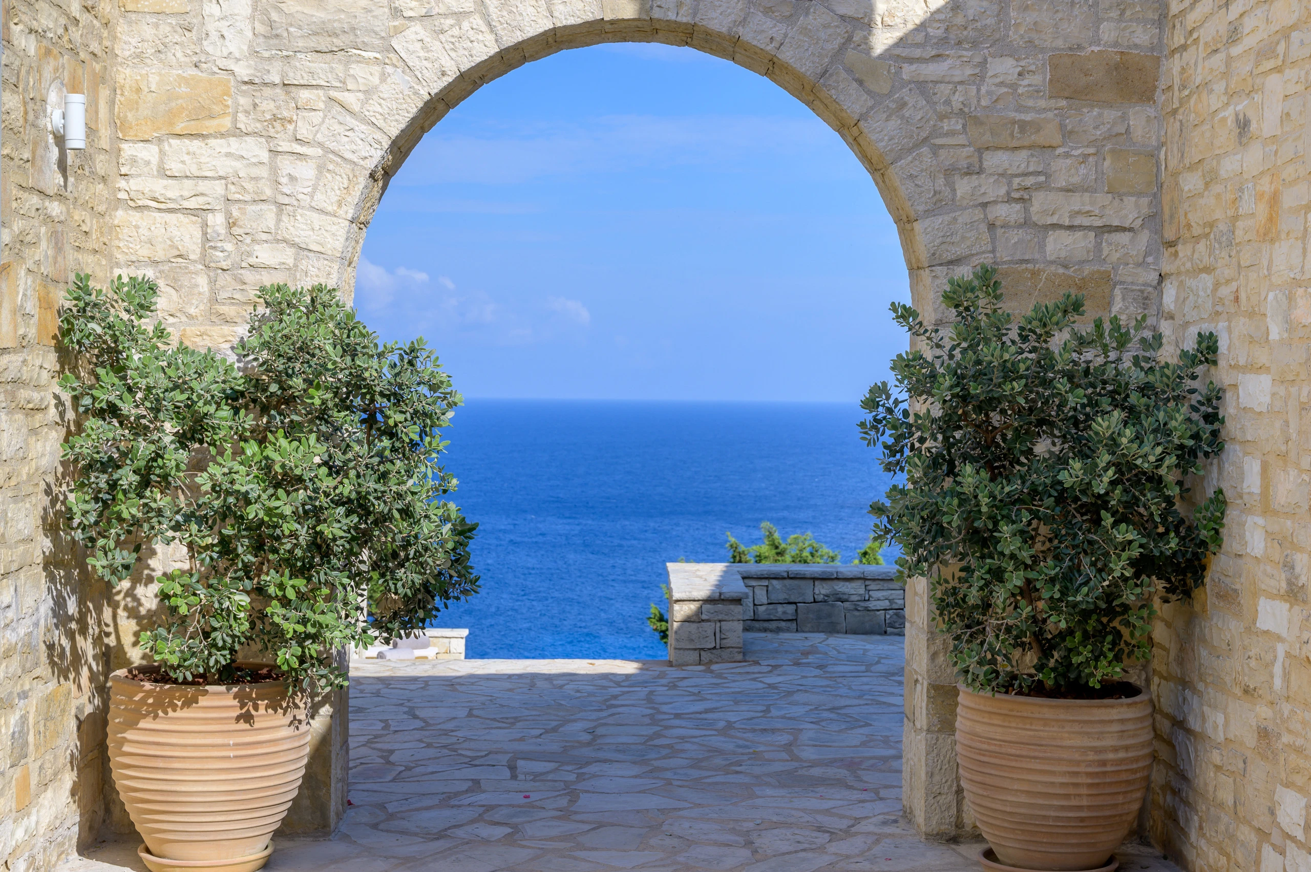 Βίλα Sargasso — Πέτρινη καμάρα προς τη θάλασσα Θέα προς τη θάλασσα μέσα από πέτρινη καμάρα στη Βίλα Sargasso στους Παξούς