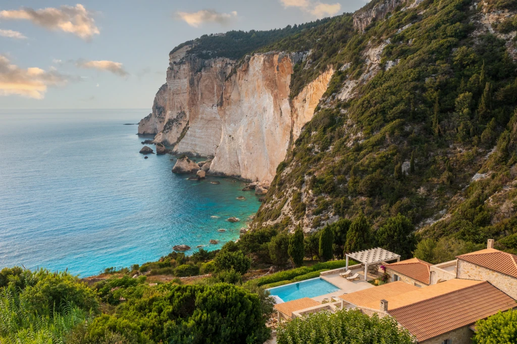 Εναέρια άποψη της Βίλας Sargasso, της πισίνας και των εντυπωσιακών βράχων των Παξών.