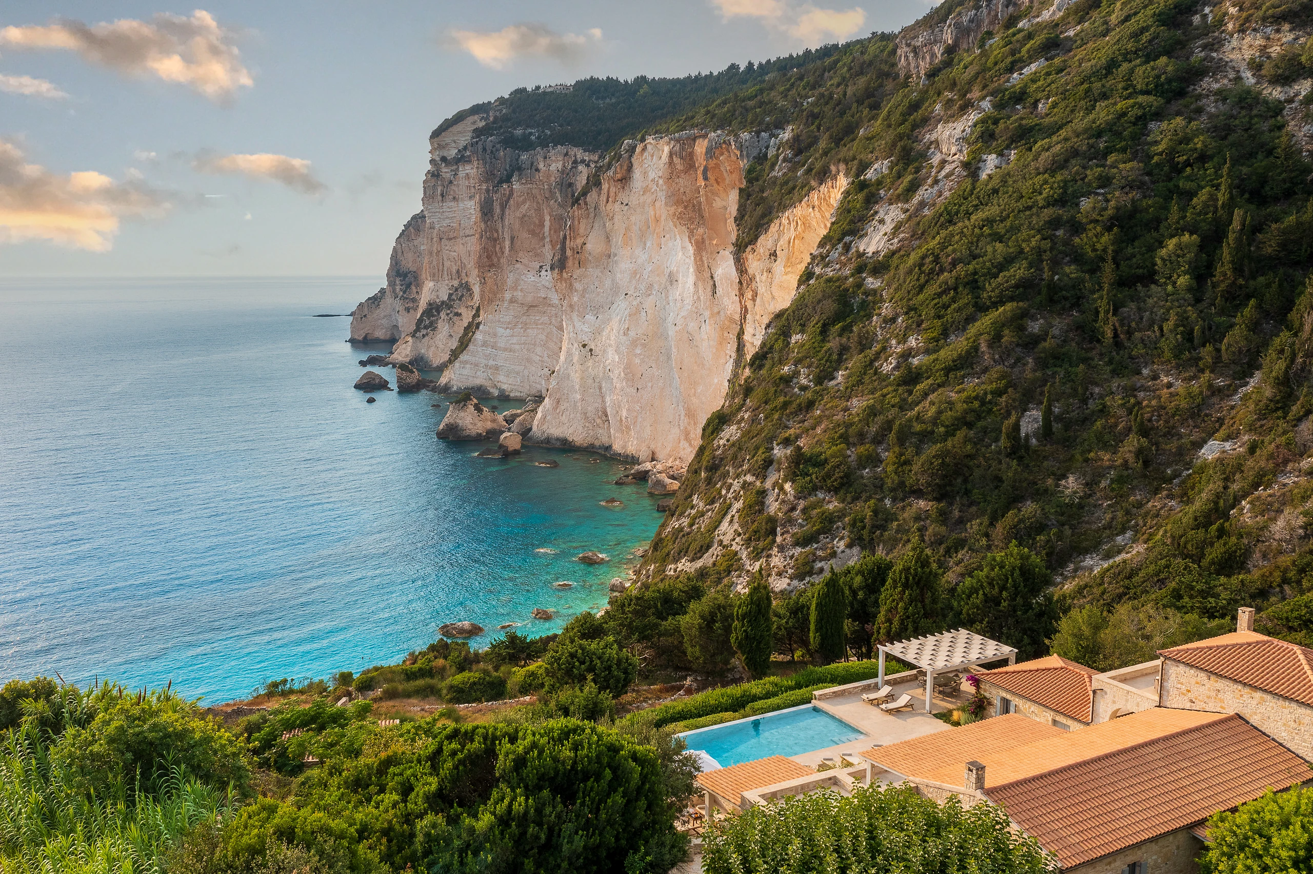 Εναέρια άποψη της Βίλας Sargasso, της πισίνας και των εντυπωσιακών βράχων των Παξών.