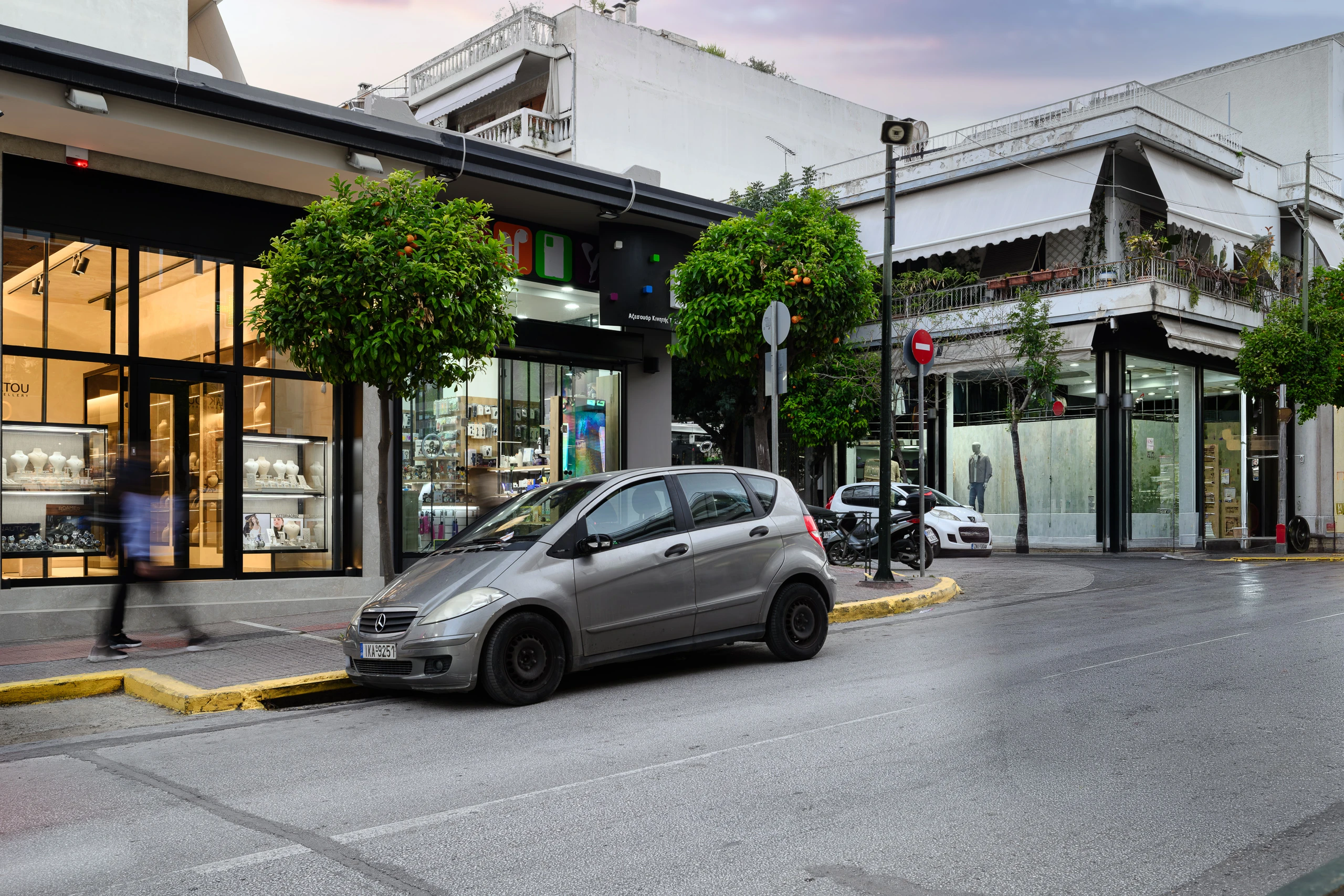 Εμπορικός Χώρος στην Αθήνα — Κατάστημα στο αστικό περιβάλλον Εξωτερική άποψη εμπορικού χώρου μέσα στο αστικό περιβάλλον της Αθήνας