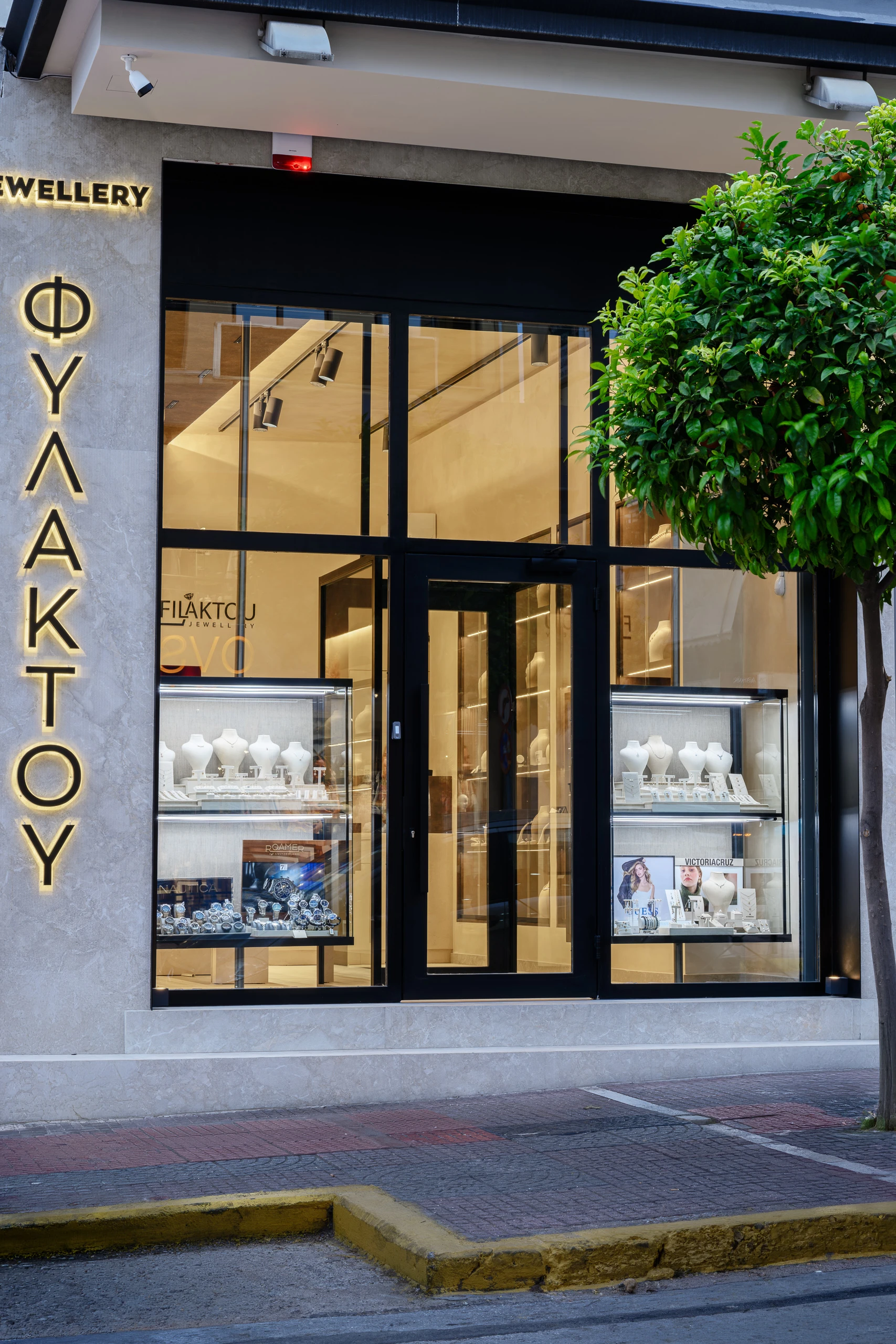 Εμπορικός Χώρος στην Αθήνα — Φωτισμένη πρόσοψη Φωτισμένη πρόσοψη εμπορικού καταστήματος στην Αθήνα