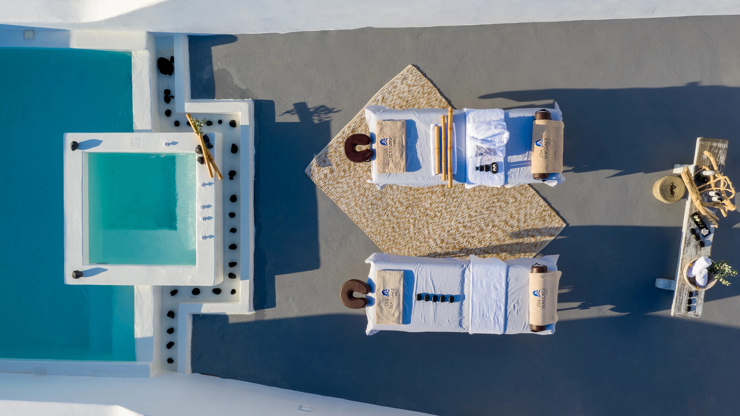 Santolia Art Boutique Suites — Ιδιωτικές πισίνες και χώρος ευεξίας Κατακόρυφη εναέρια άποψη ιδιωτικών πισινών και οργανωμένου χώρου ευεξίας στο Santolia Art Boutique Suites.